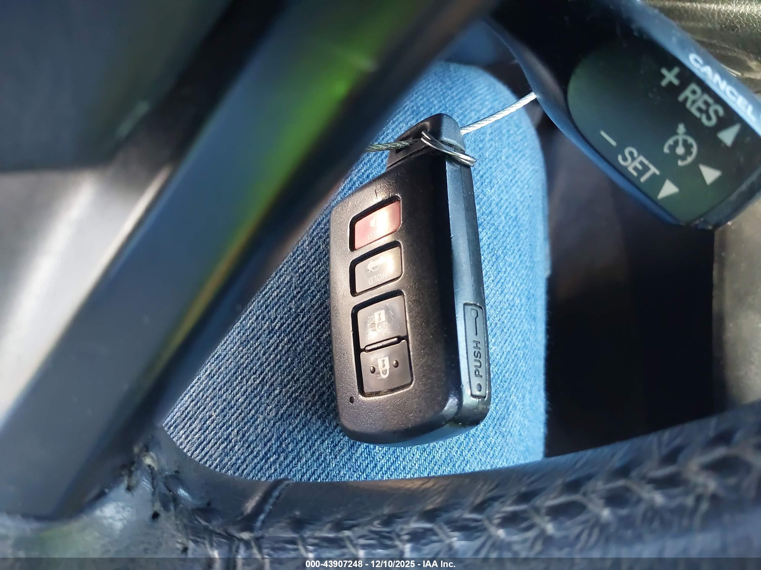 TOYOTA AVALON image 11