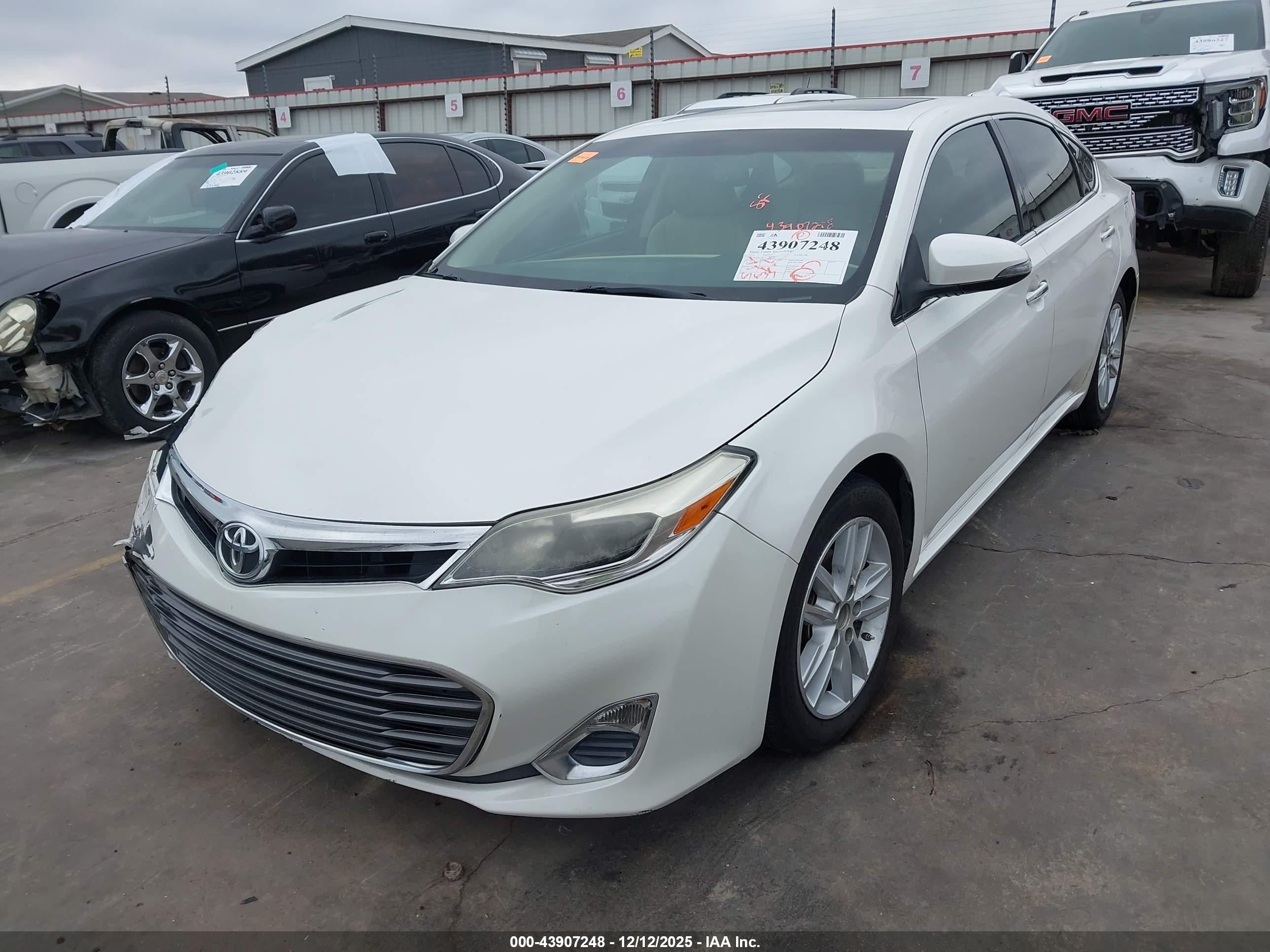 TOYOTA AVALON image 2