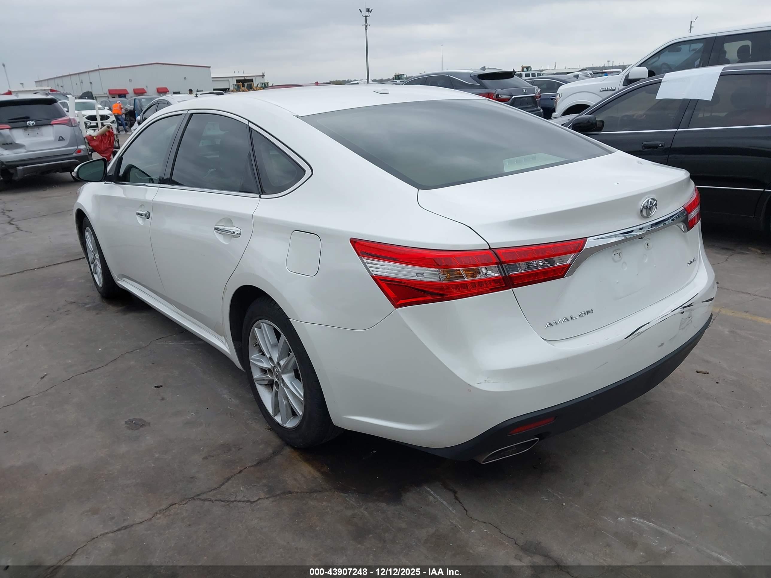 TOYOTA AVALON image 3