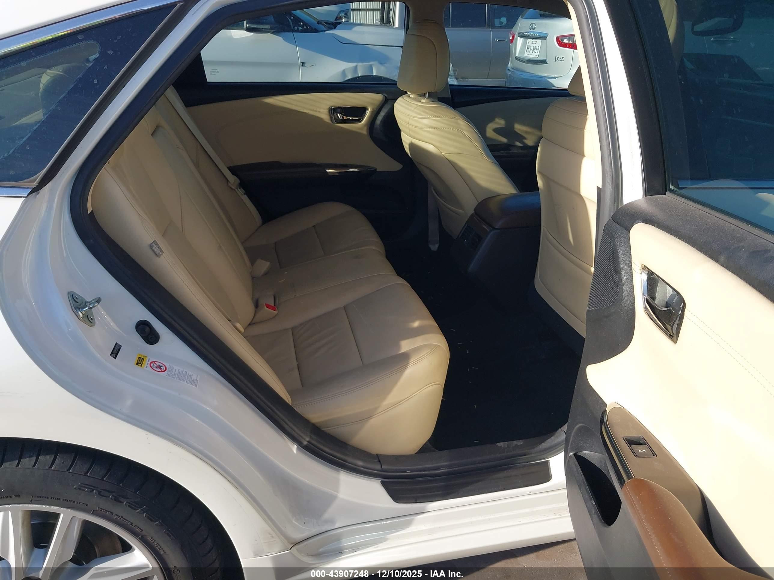 TOYOTA AVALON image 8