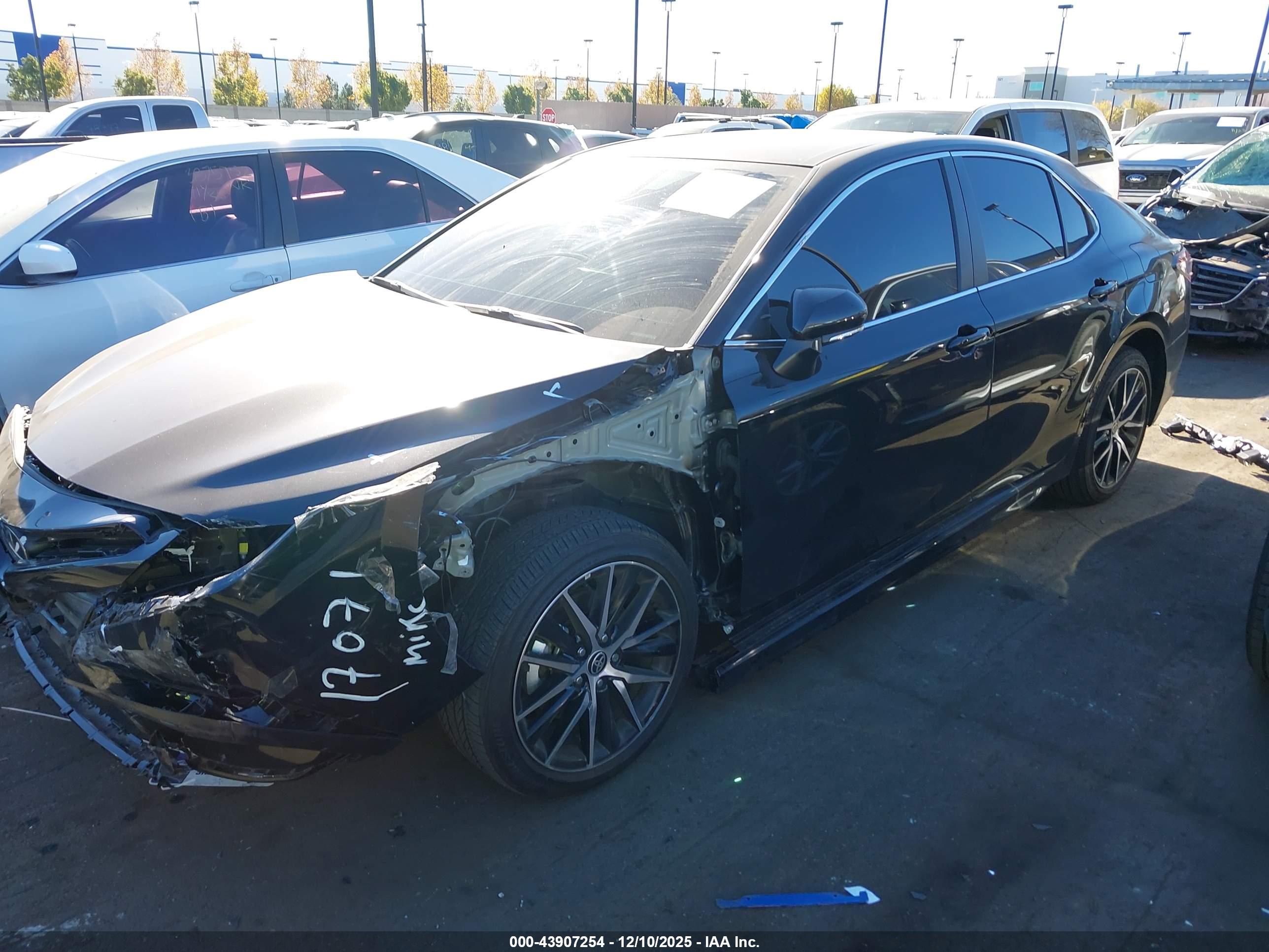 TOYOTA CAMRY image 2