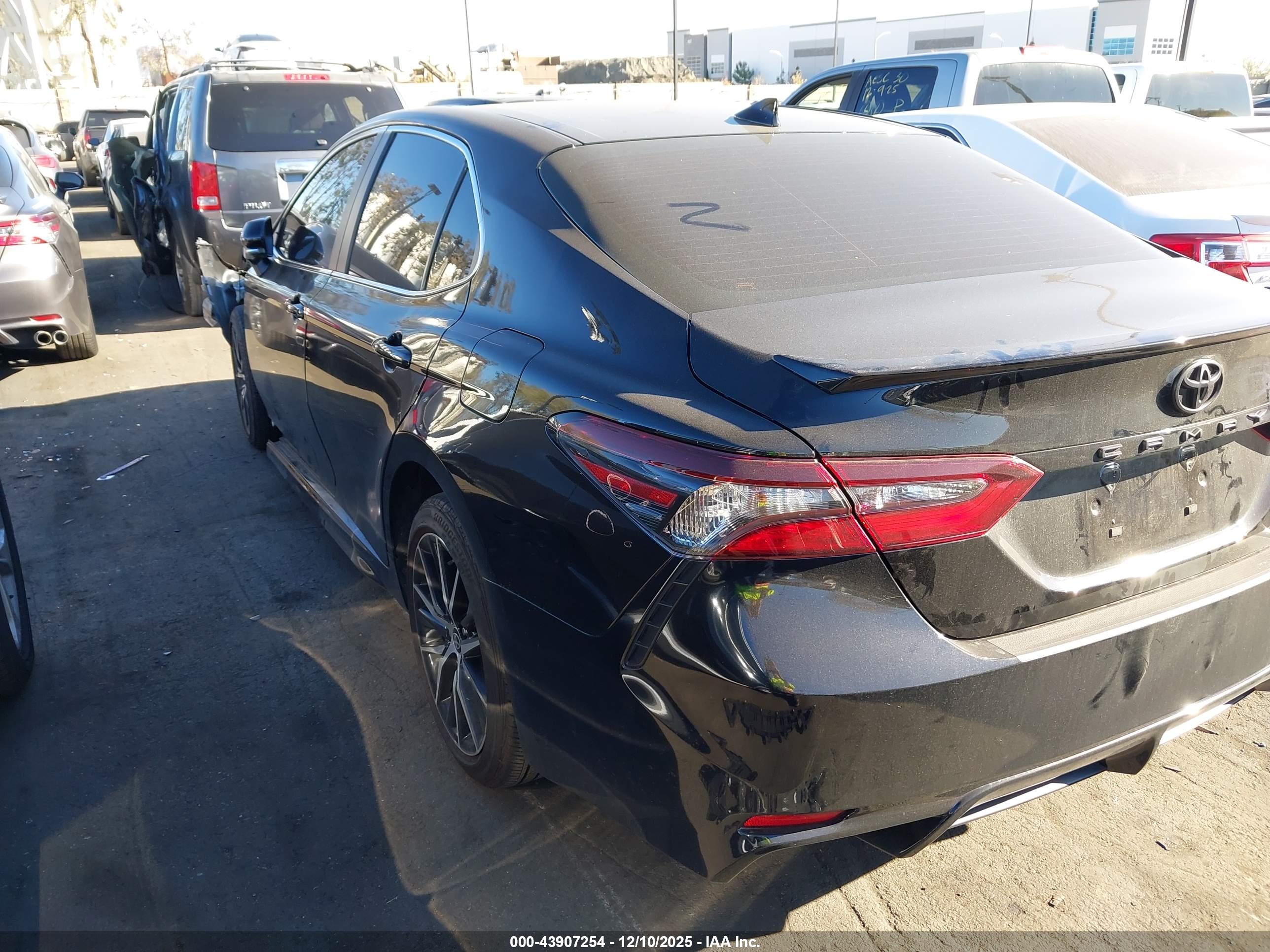 TOYOTA CAMRY image 3