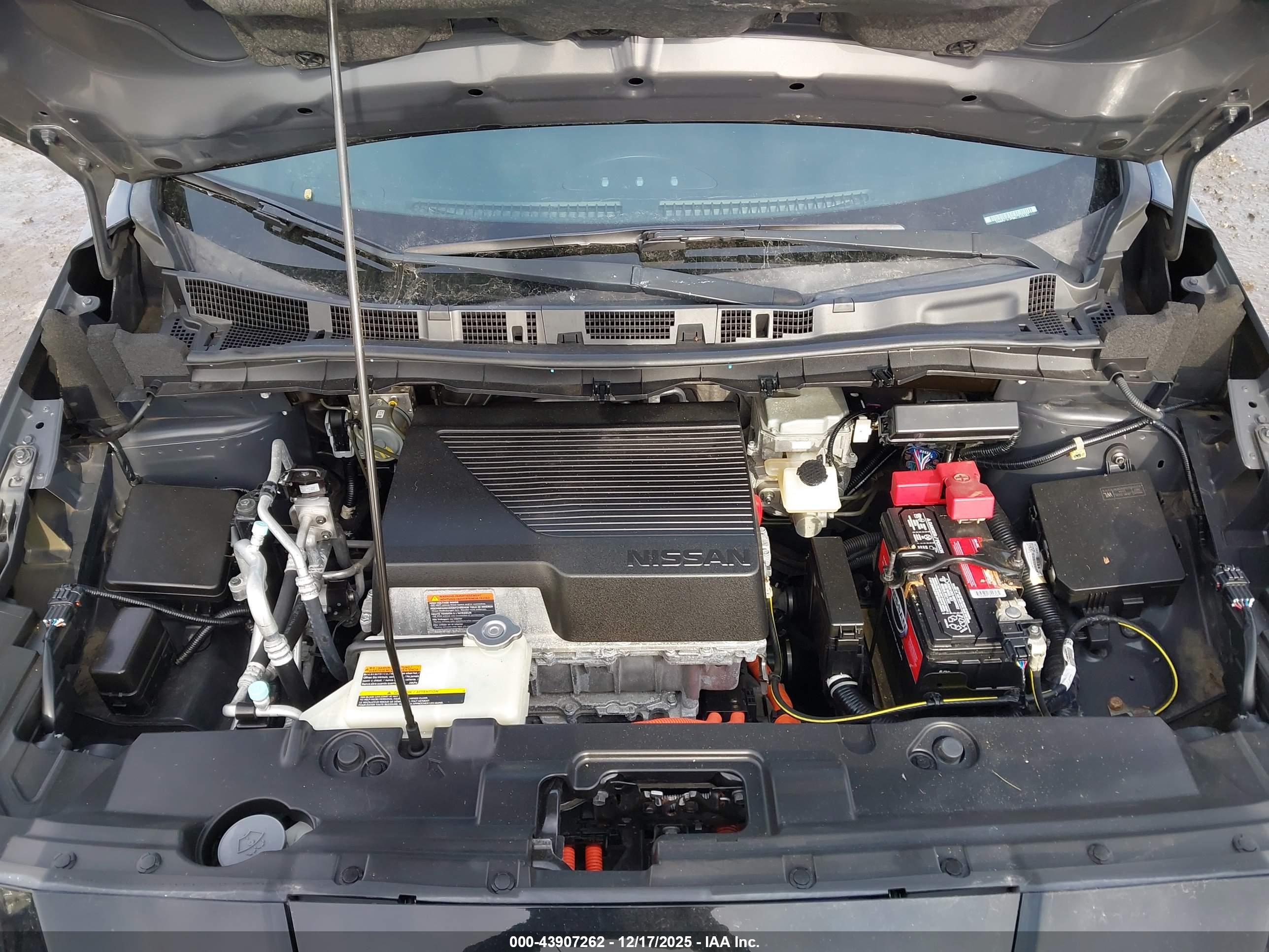 NISSAN LEAF image 10