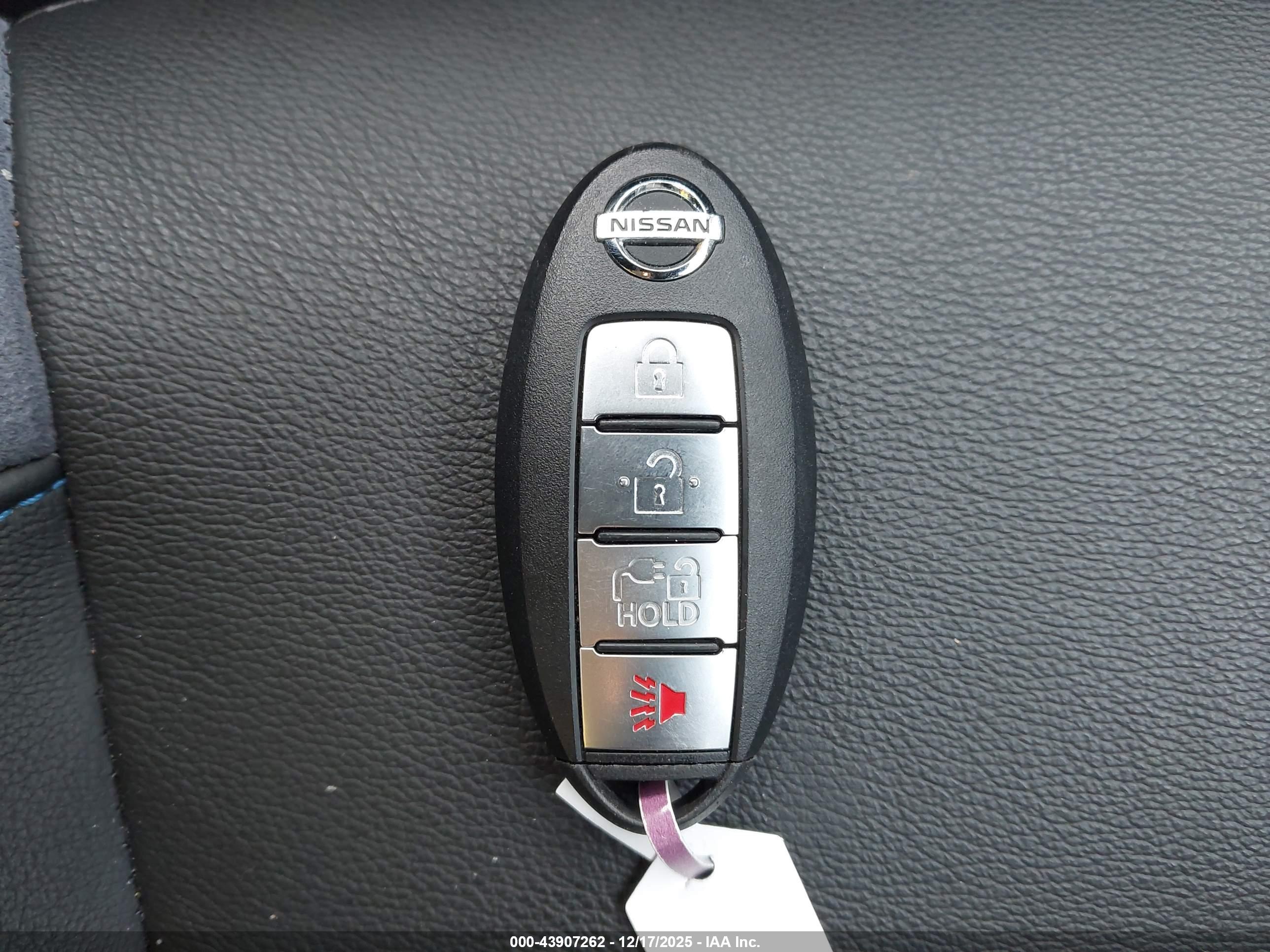 NISSAN LEAF image 11