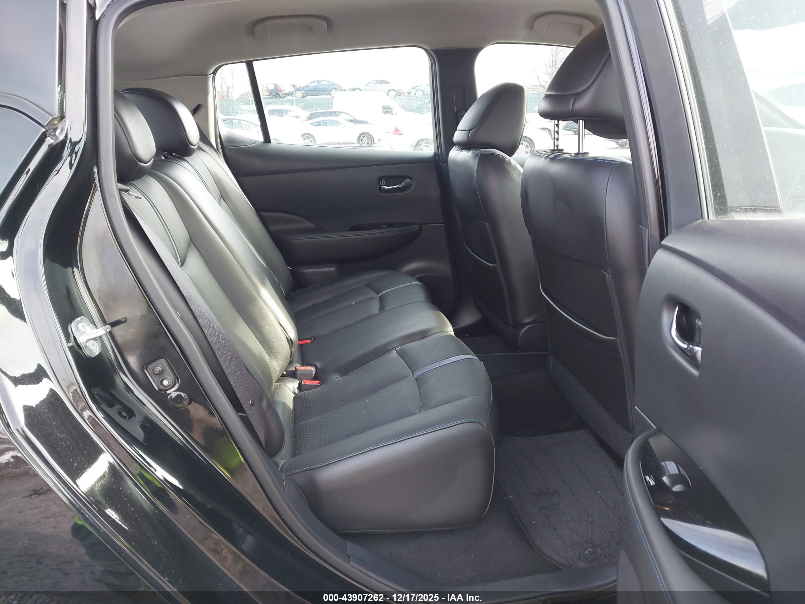 NISSAN LEAF image 8
