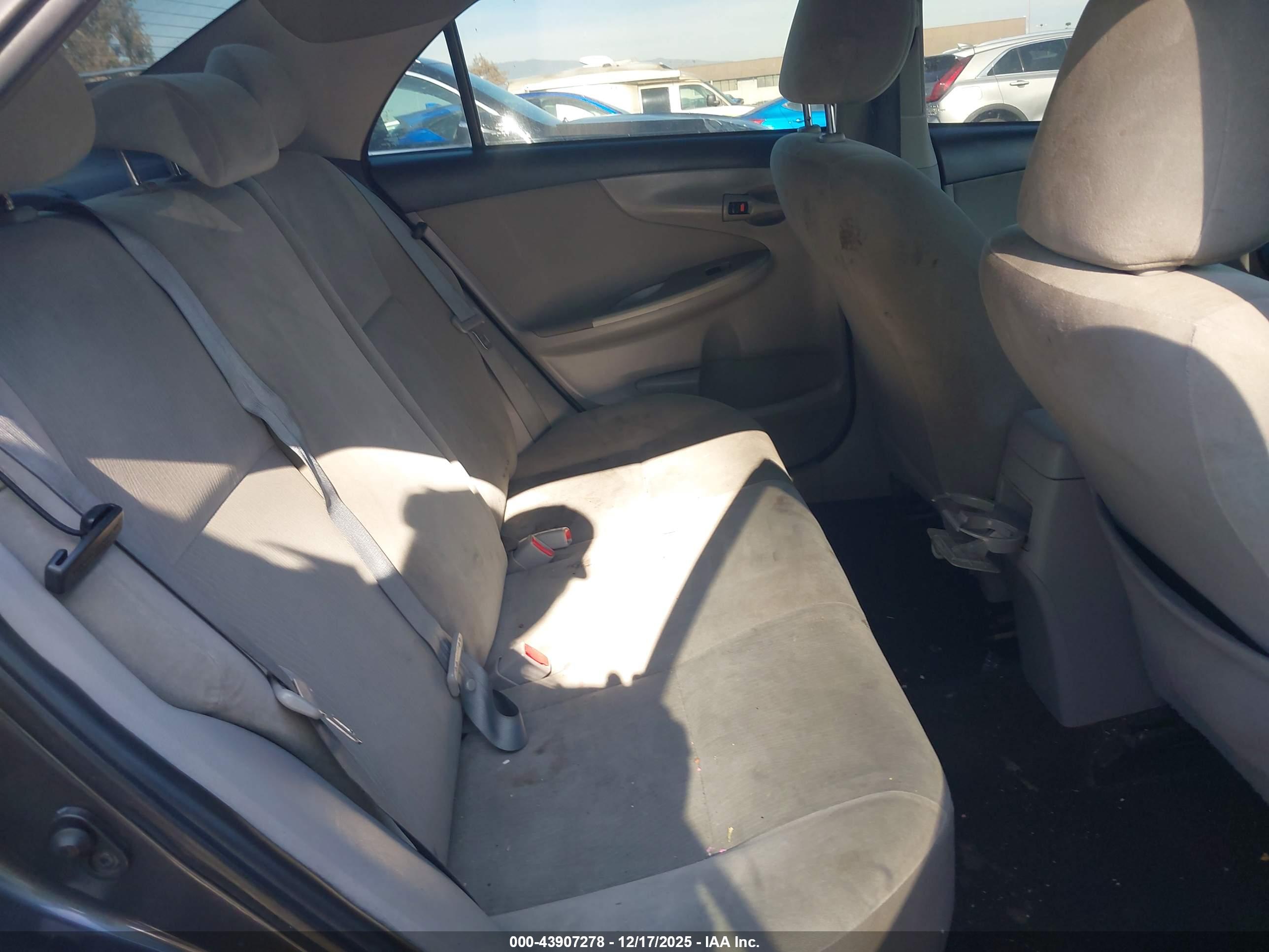 TOYOTA COROLLA image 8