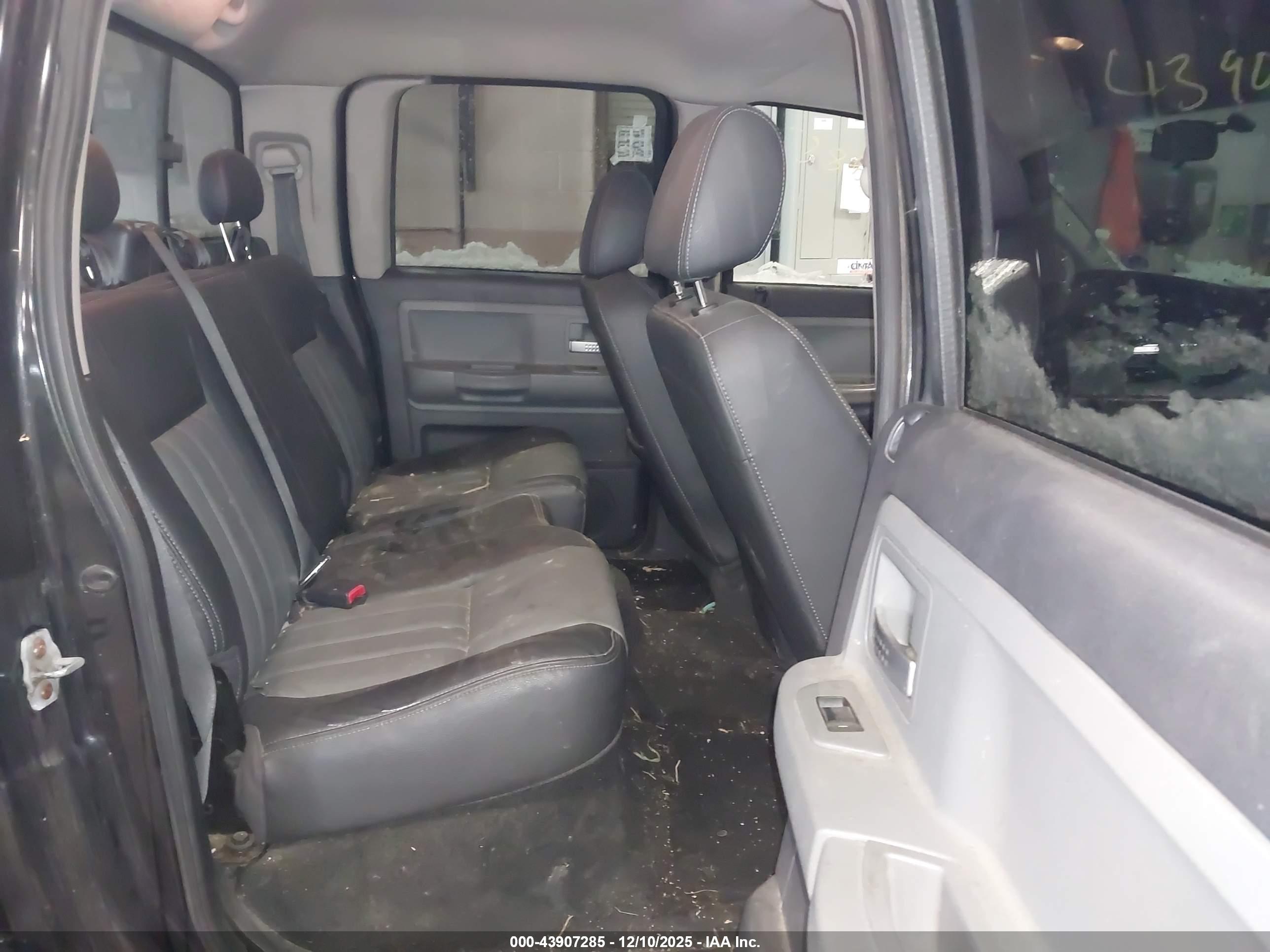 DODGE DAKOTA image 8