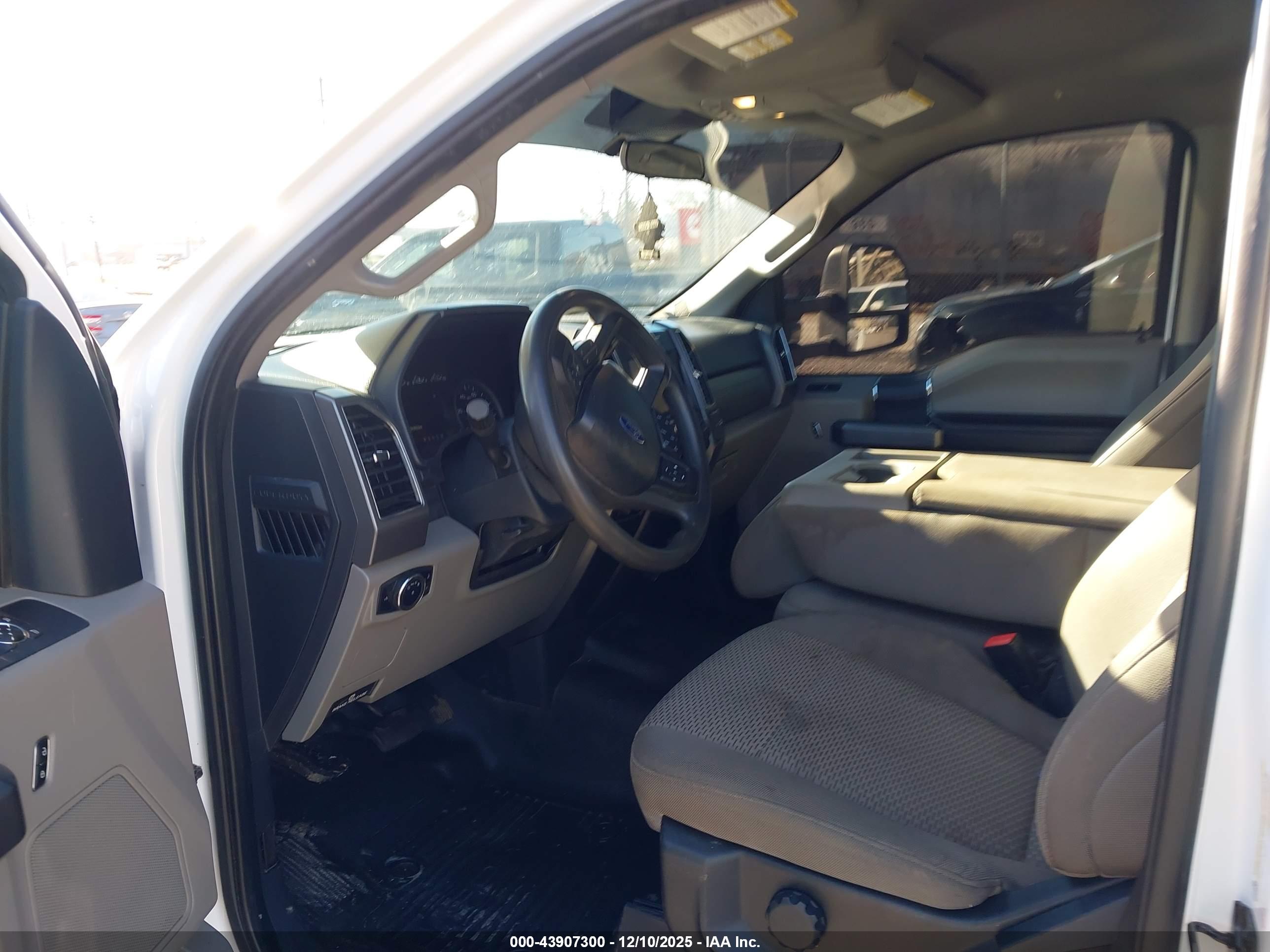 FORD F-350 image 8