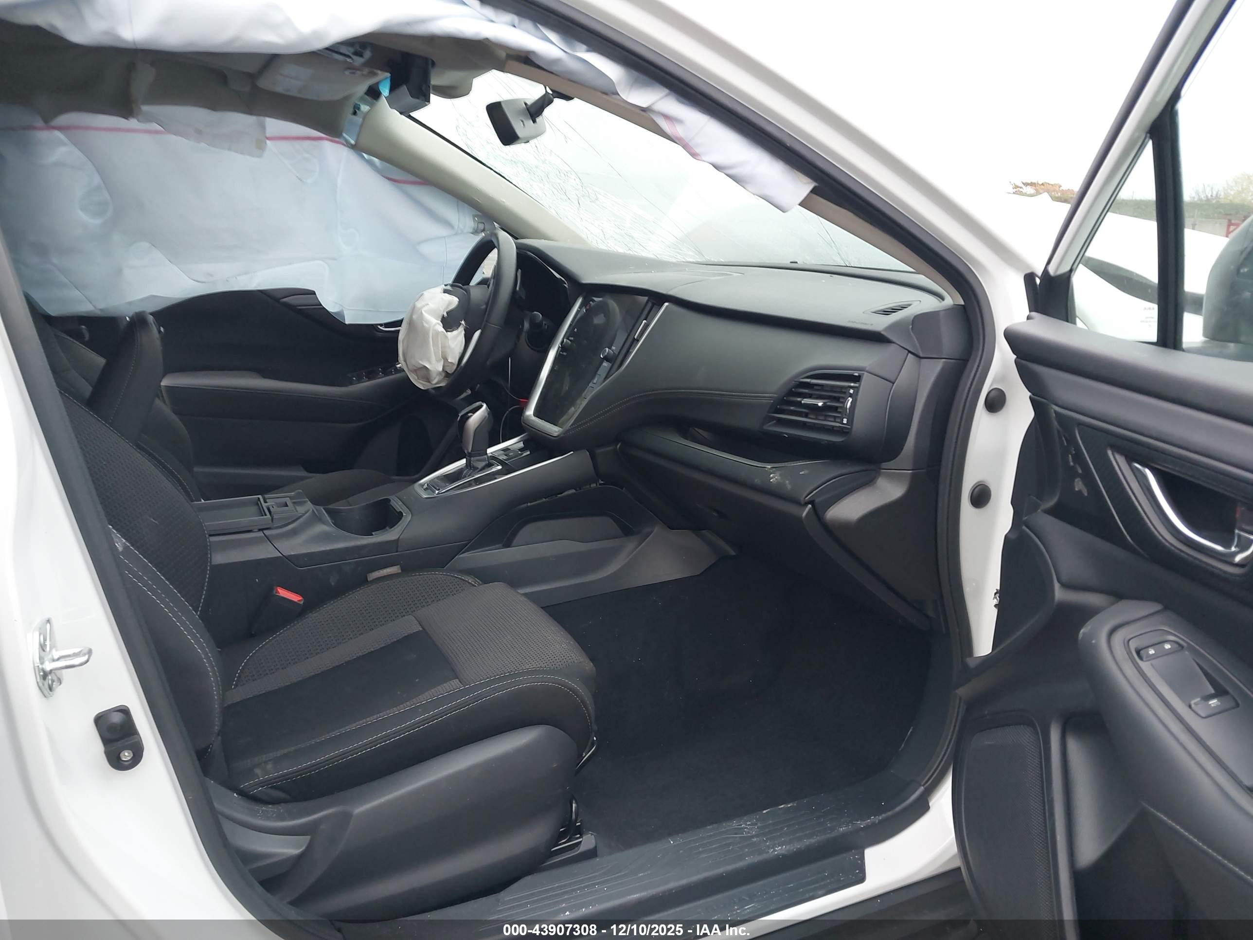 SUBARU OUTBACK image 5