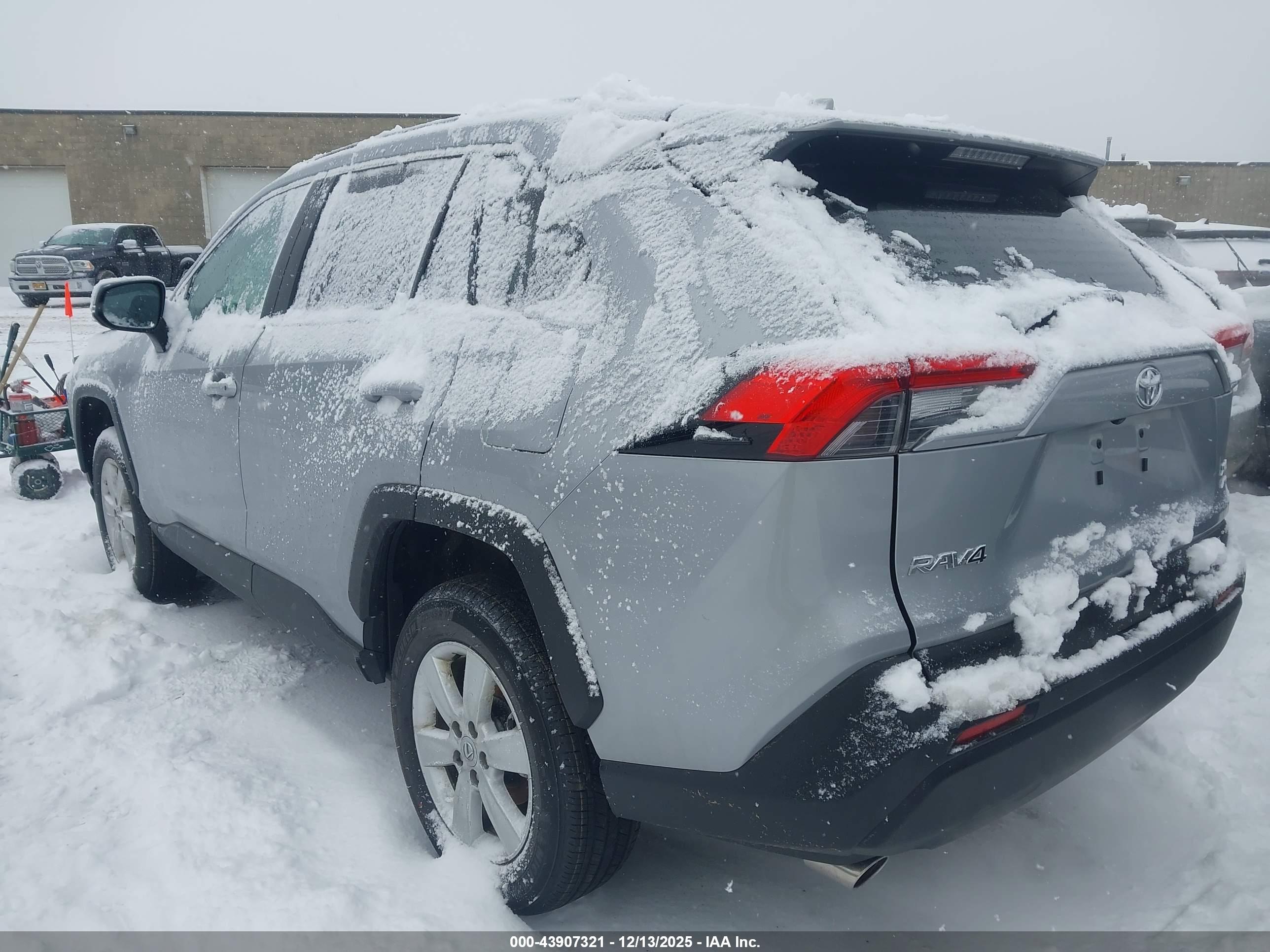 TOYOTA RAV4 image 3
