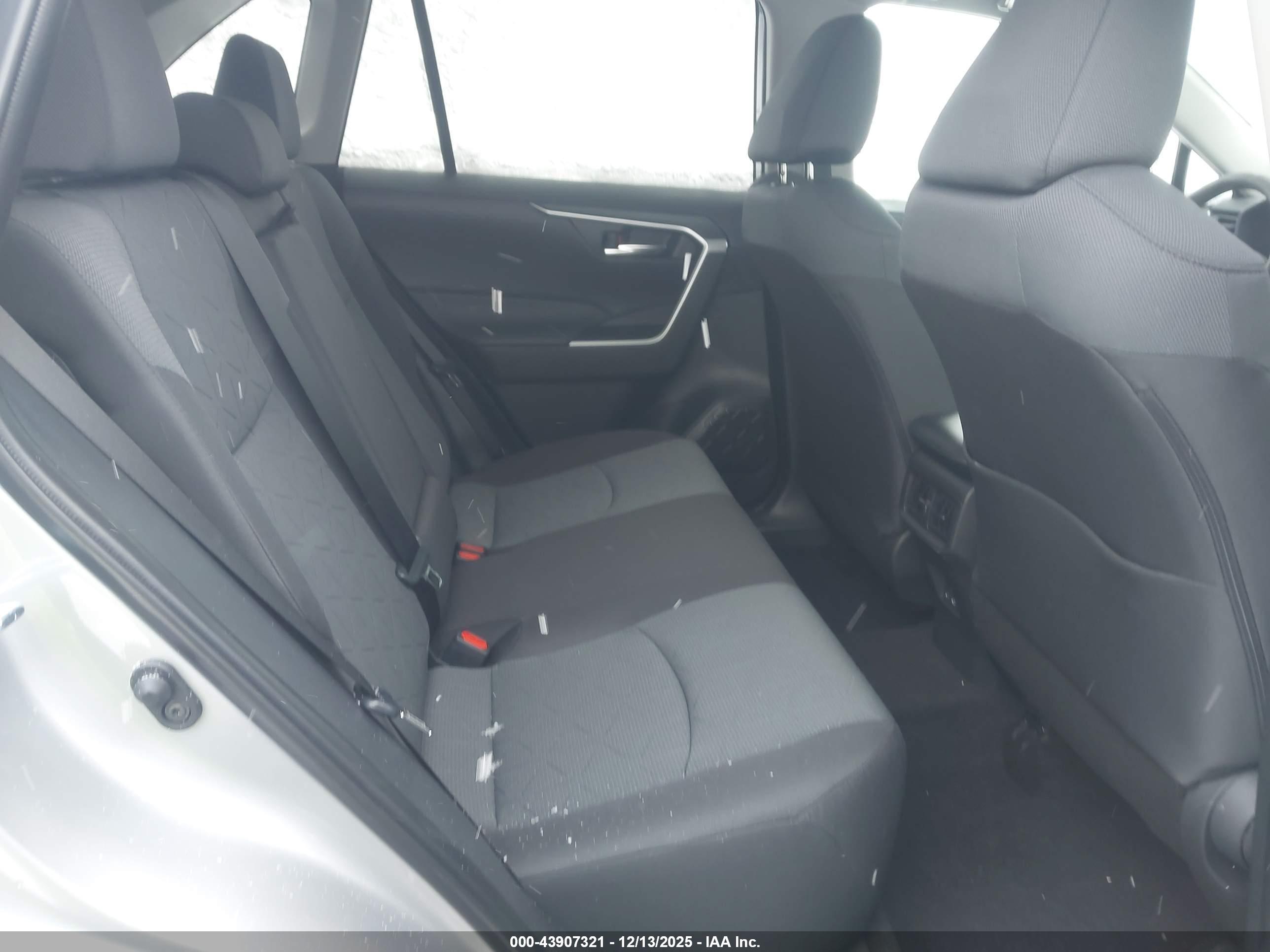 TOYOTA RAV4 image 8