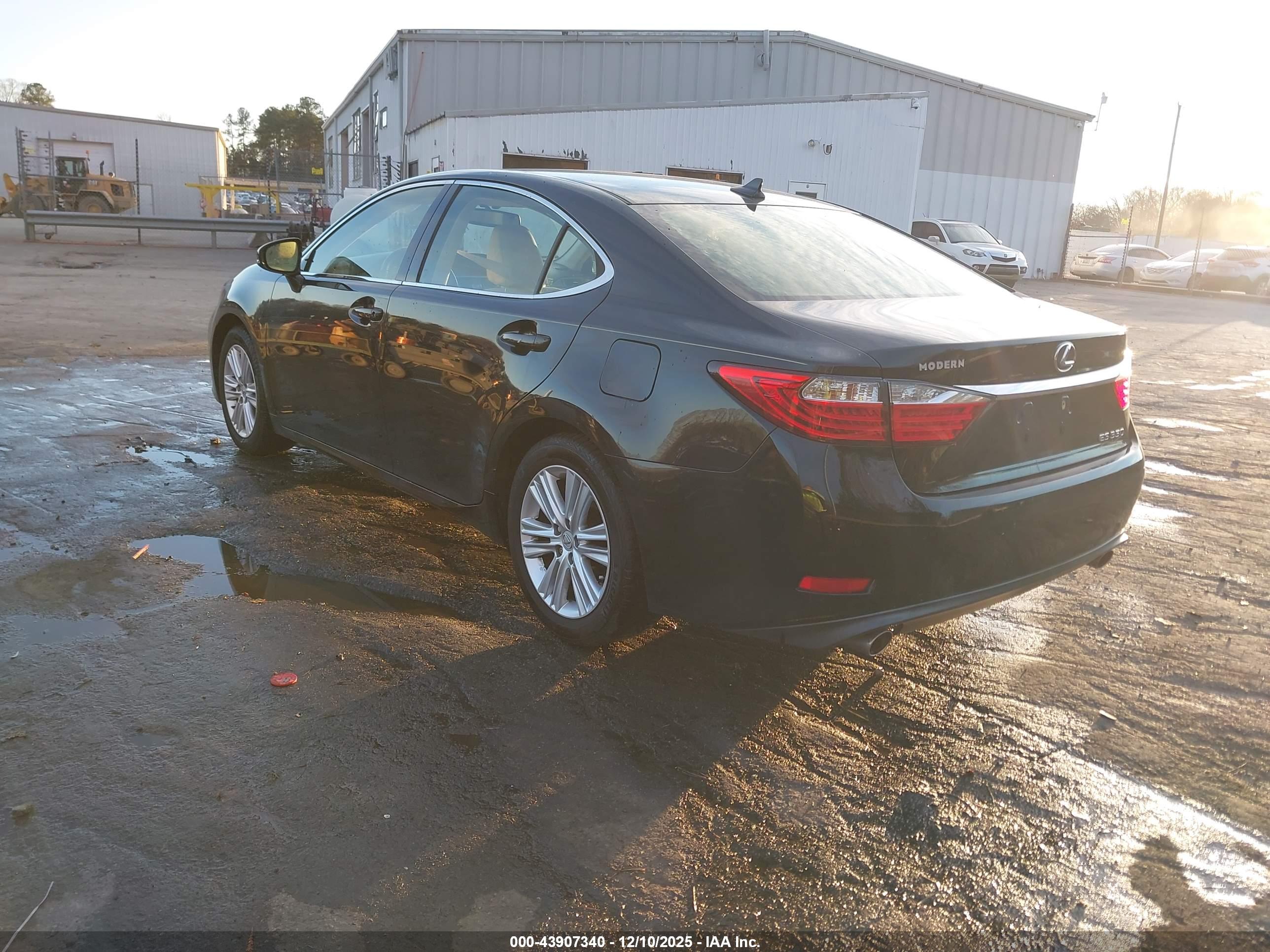 LEXUS ES image 3