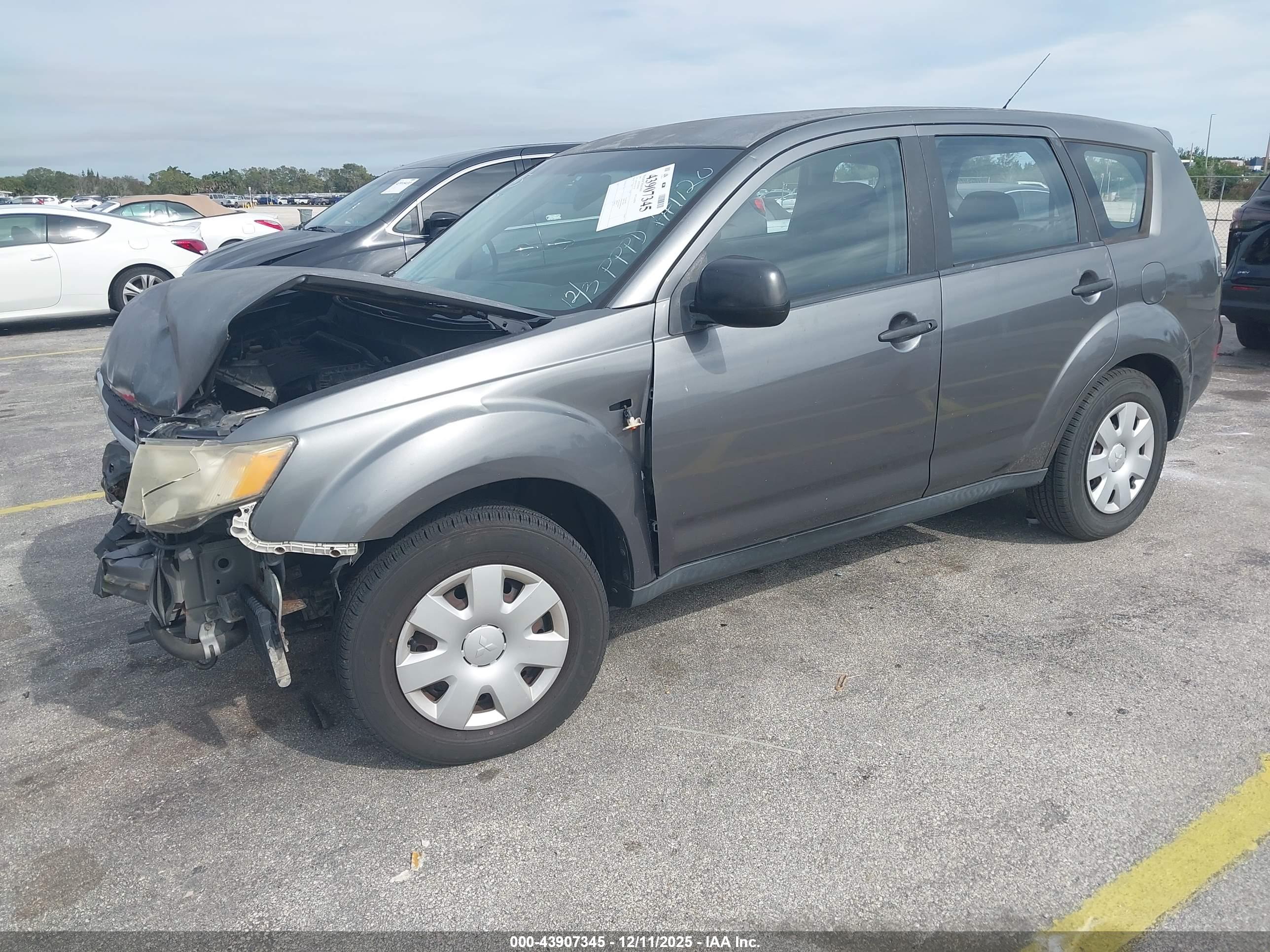 MITSUBISHI OUTLANDER image 2