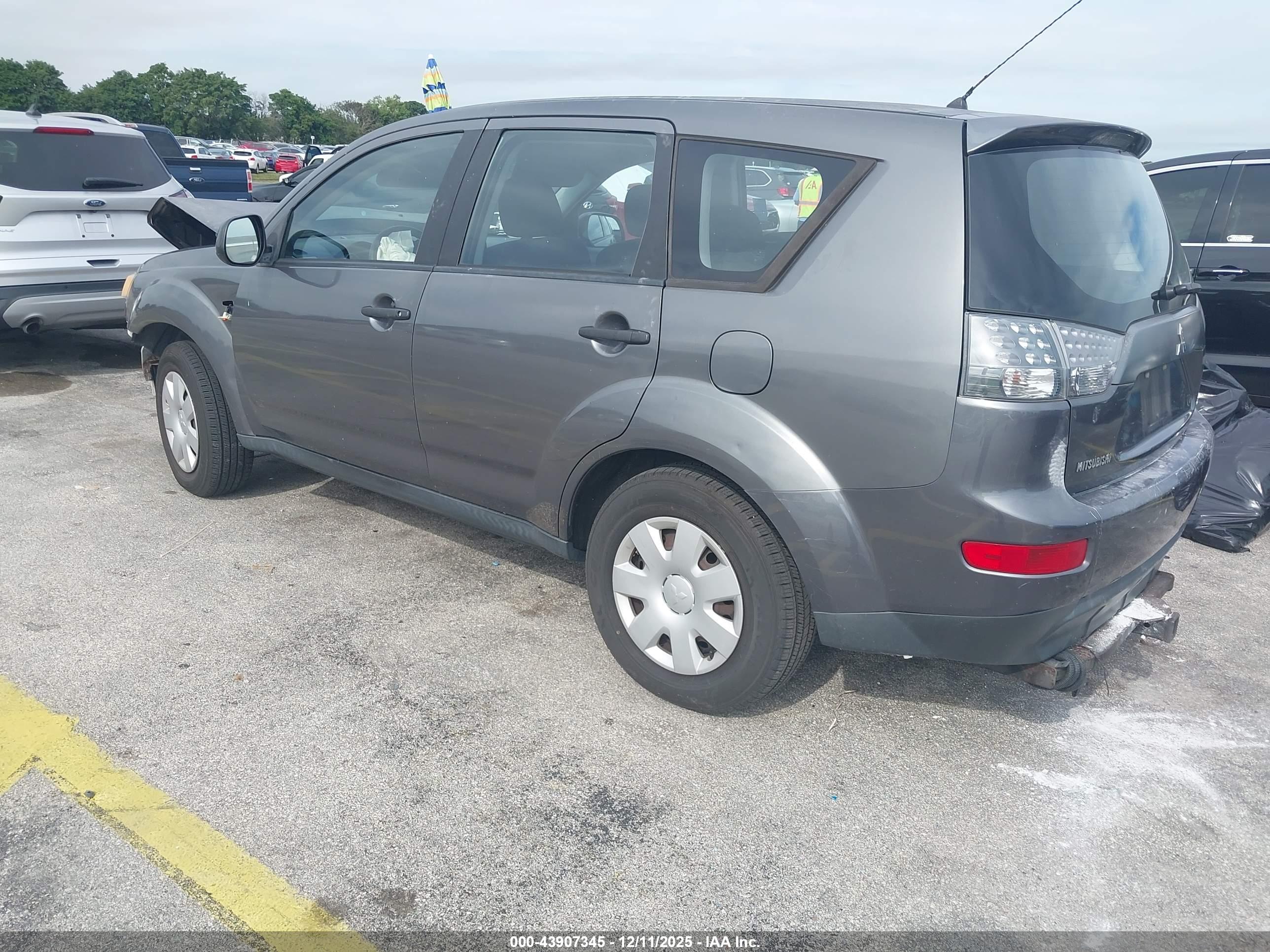 MITSUBISHI OUTLANDER image 3