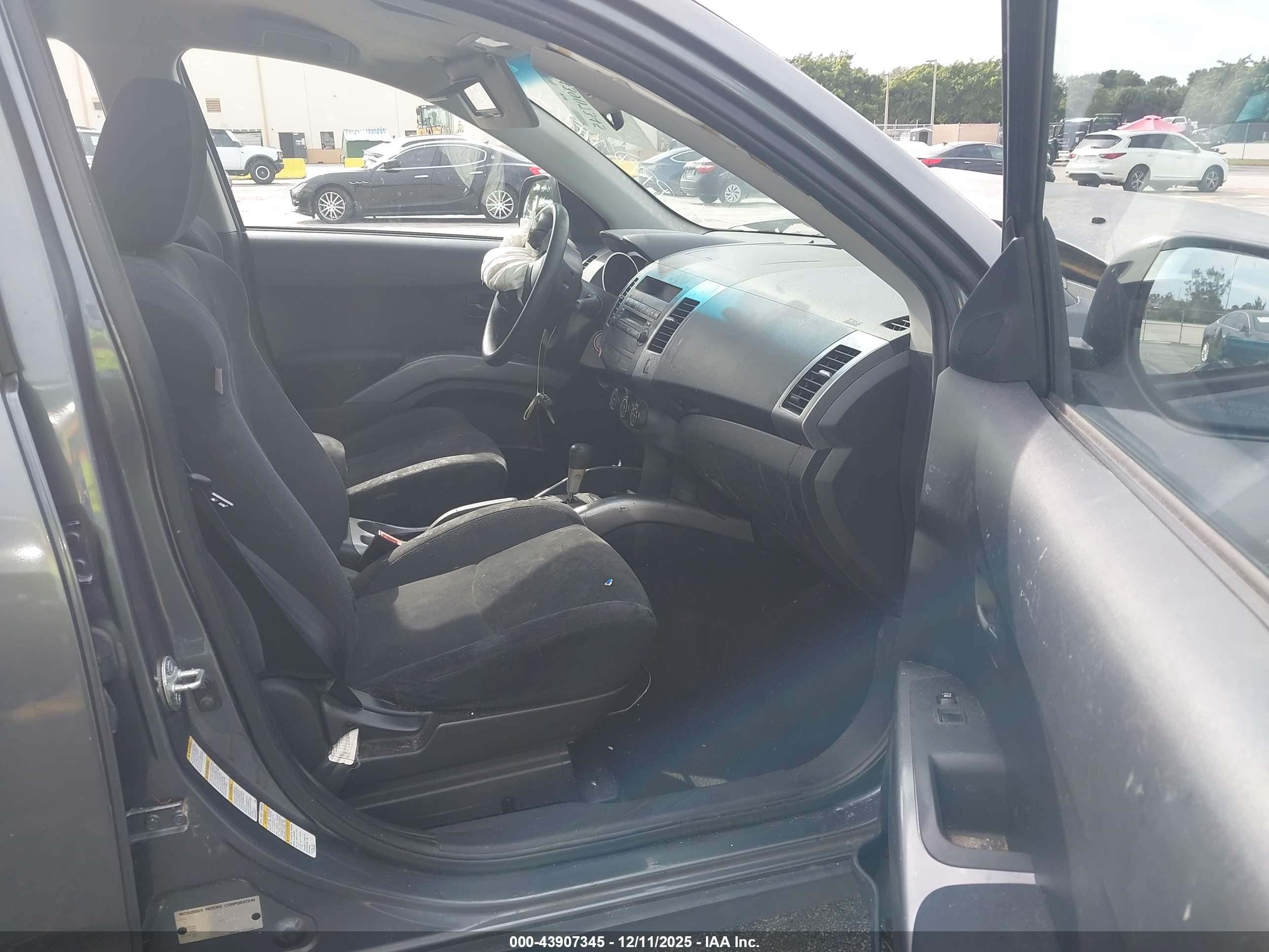 MITSUBISHI OUTLANDER image 5