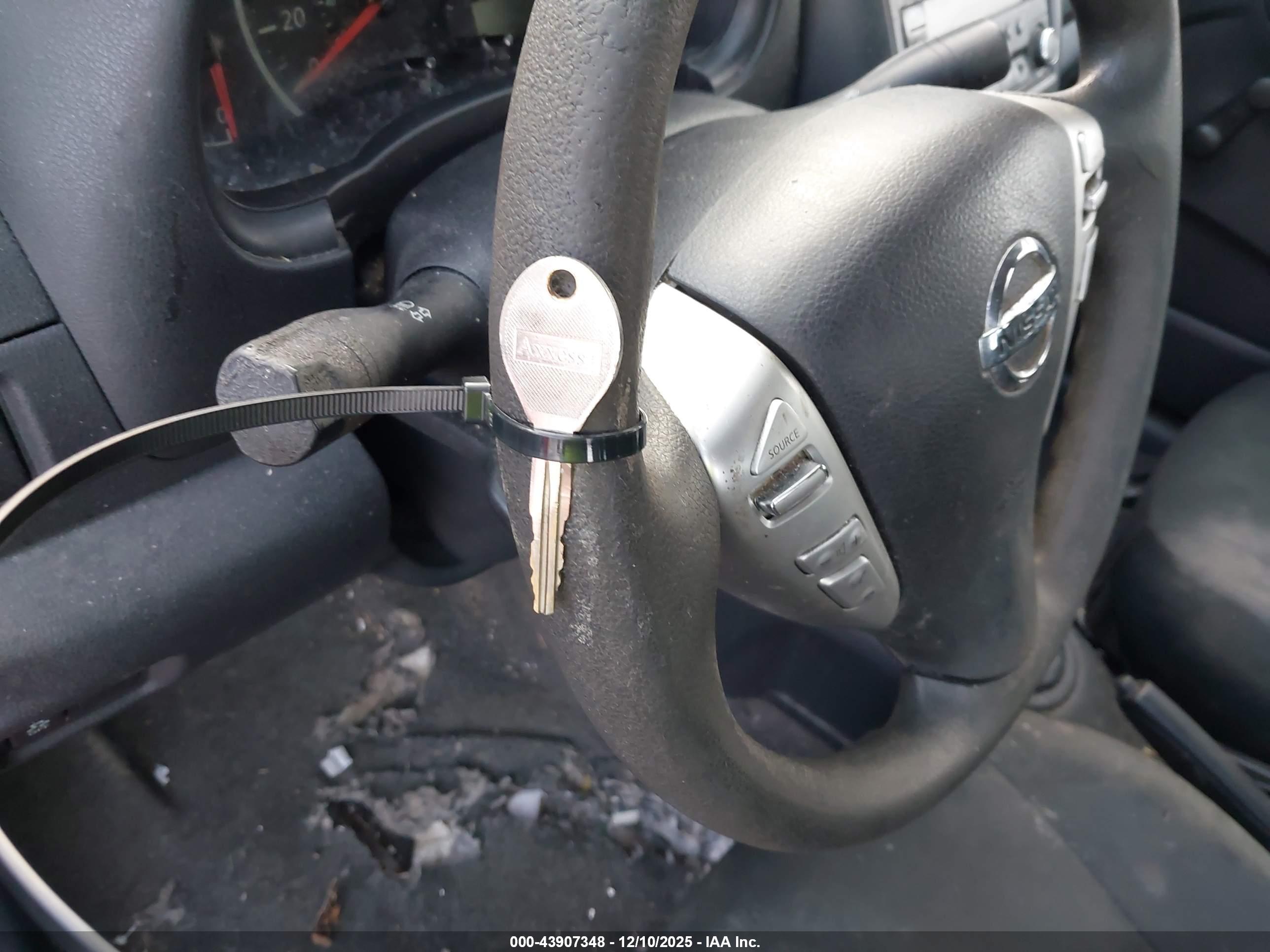 NISSAN VERSA image 11