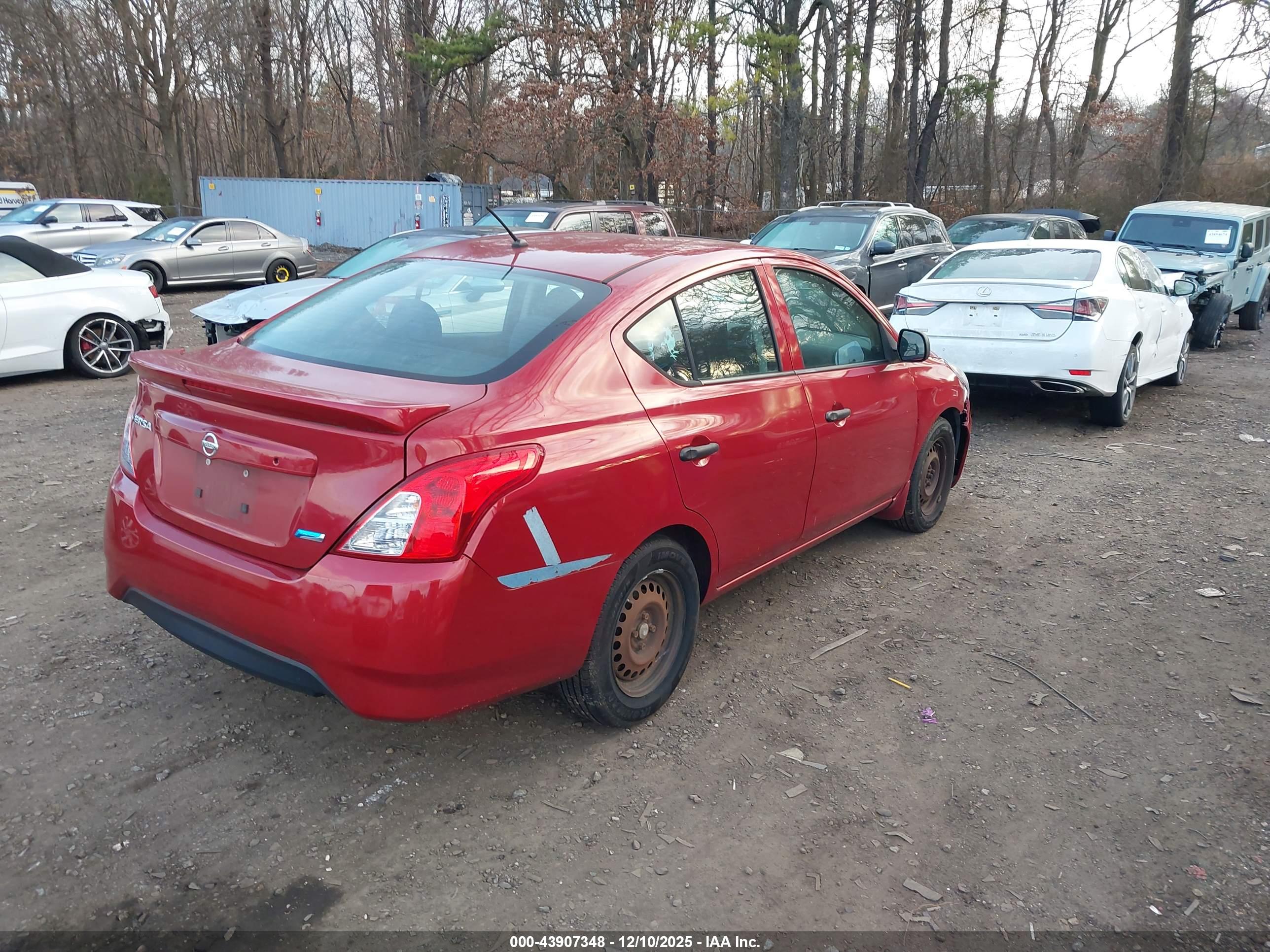NISSAN VERSA image 4