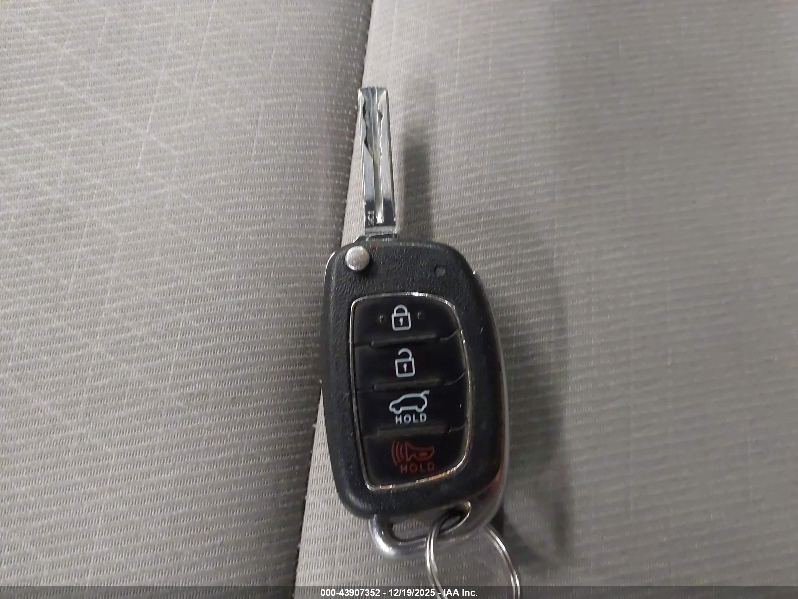 HYUNDAI TUCSON image 11