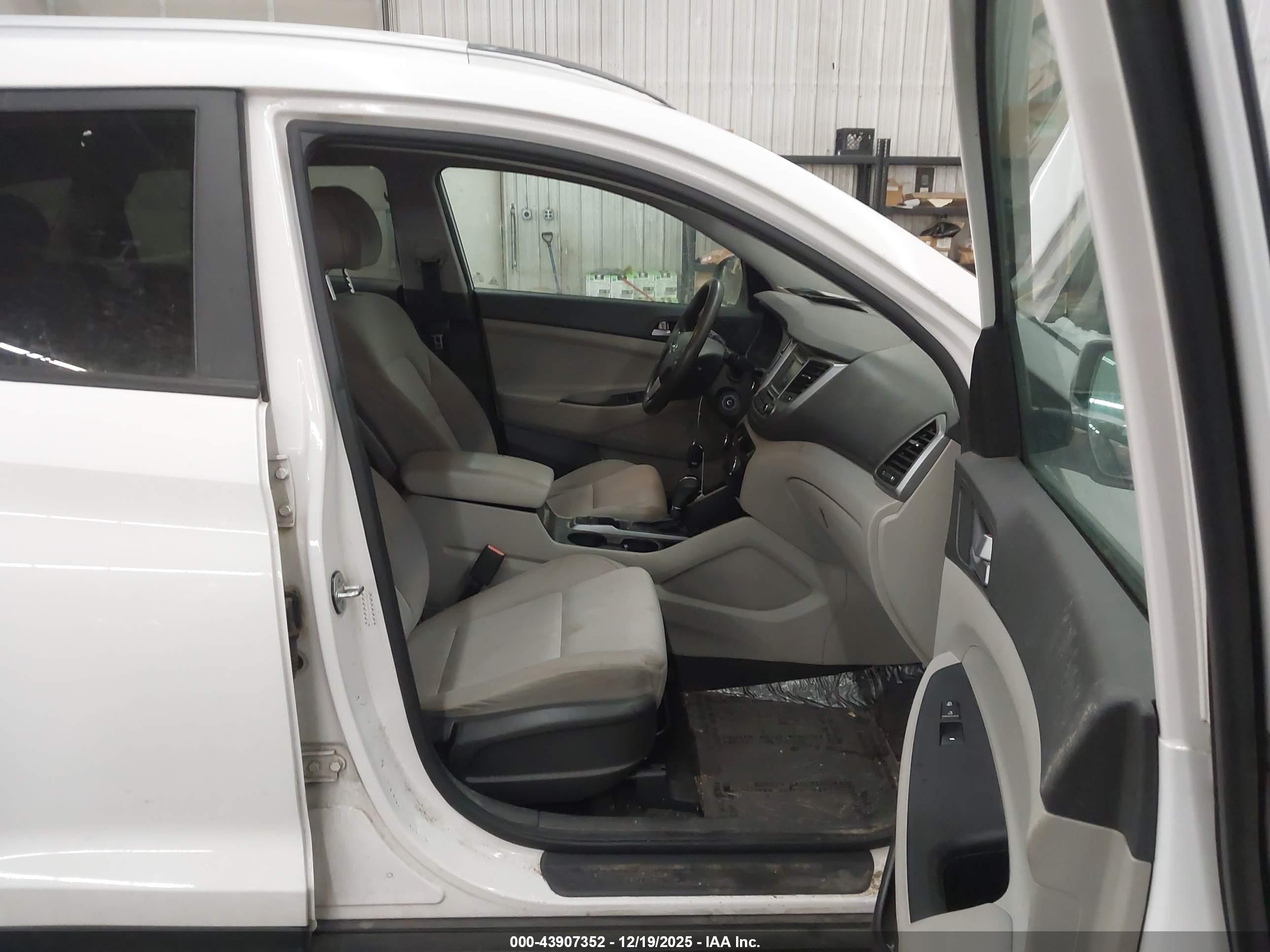 HYUNDAI TUCSON image 5