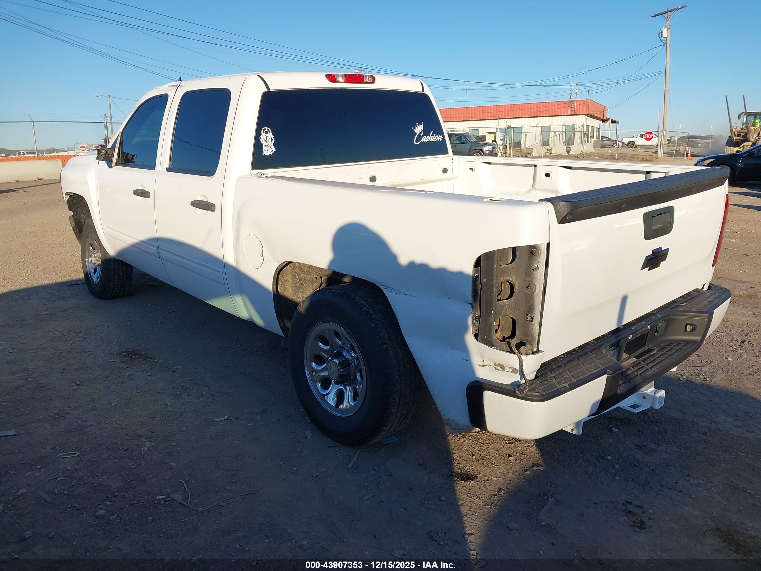 CHEVROLET SILVERADO image 3