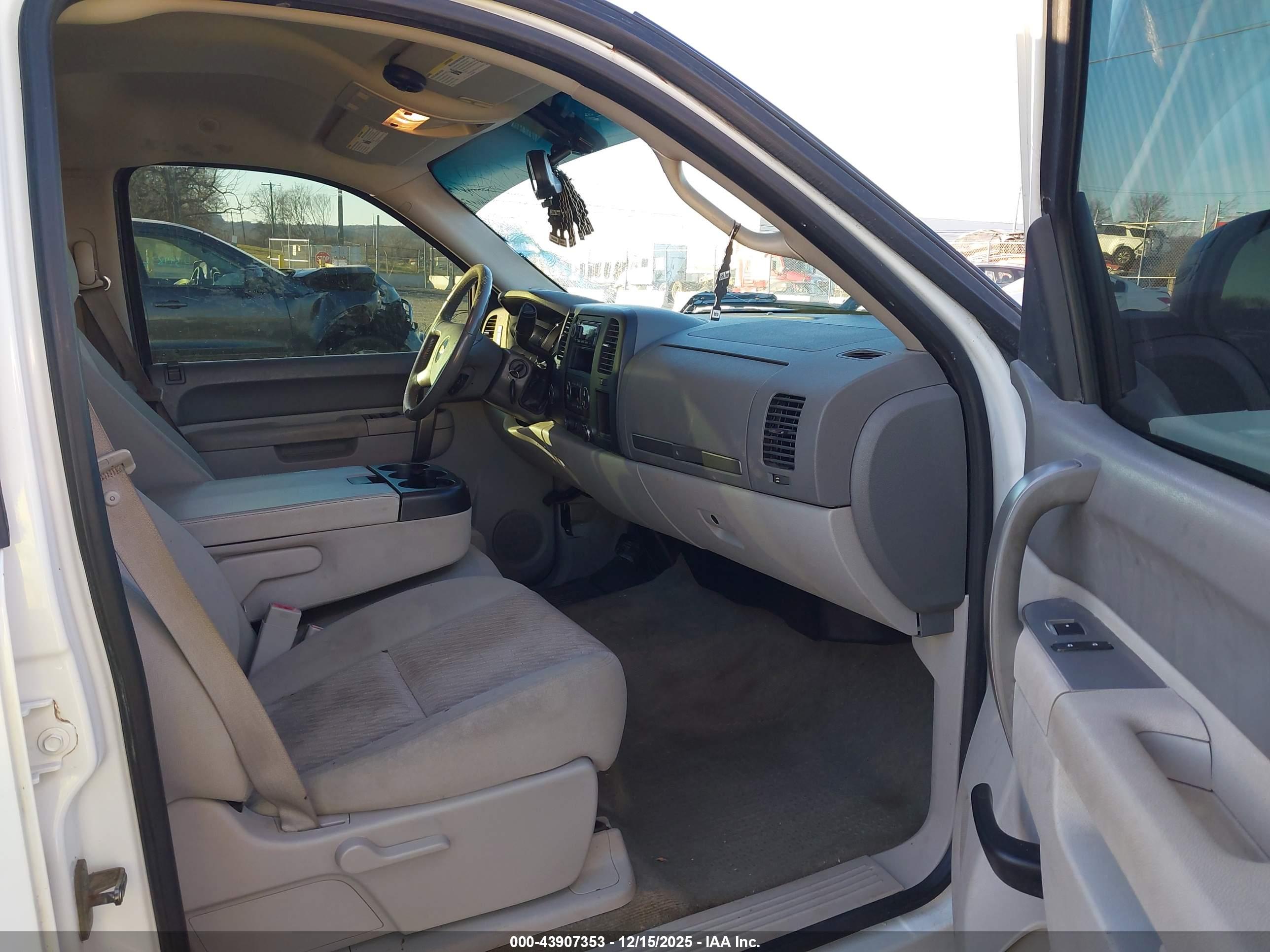 CHEVROLET SILVERADO image 5