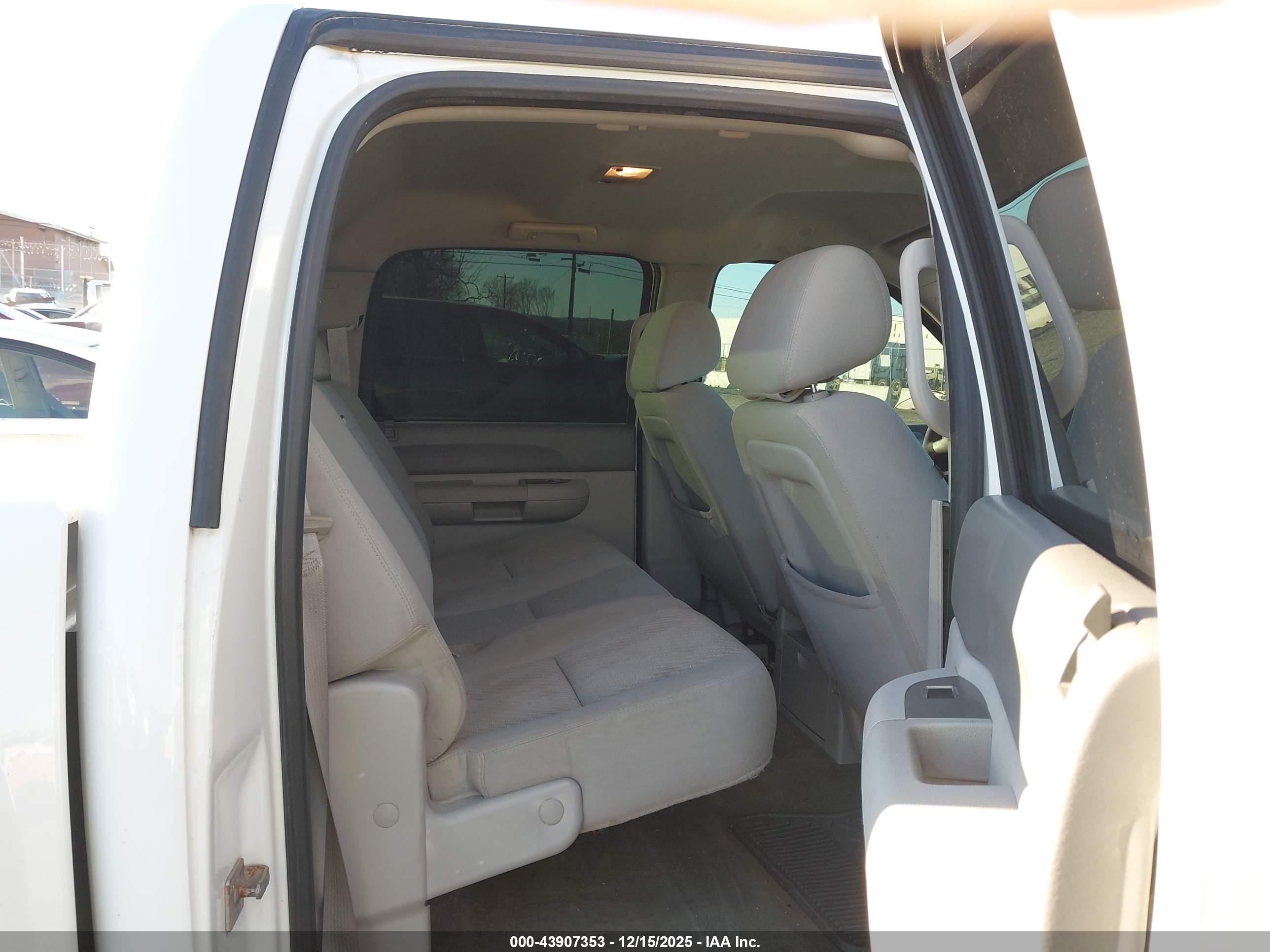 CHEVROLET SILVERADO image 8