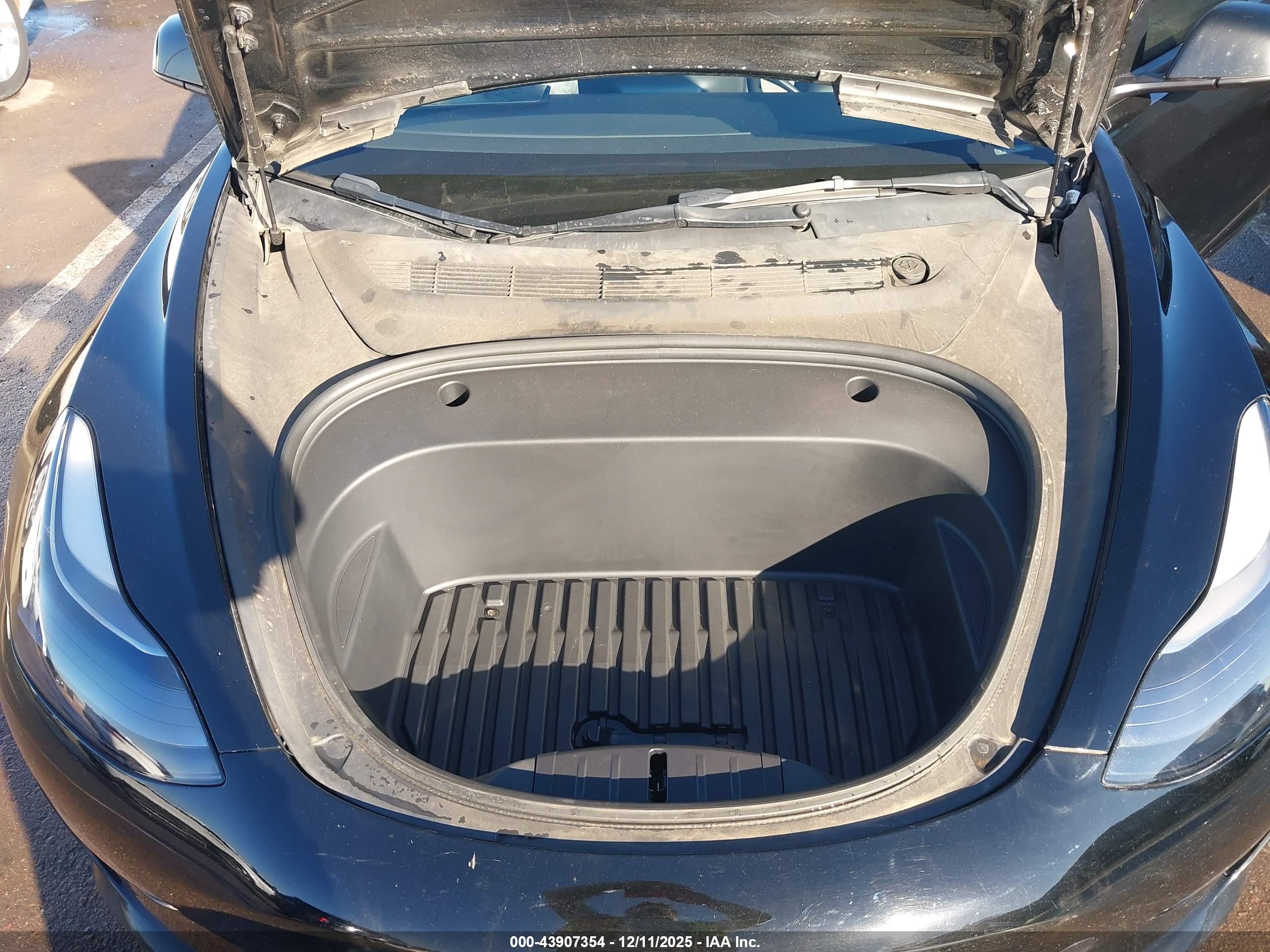 TESLA MODEL image 10