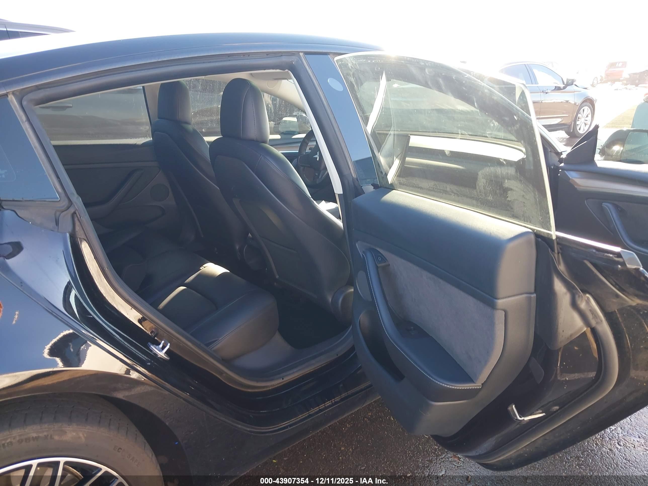TESLA MODEL image 8