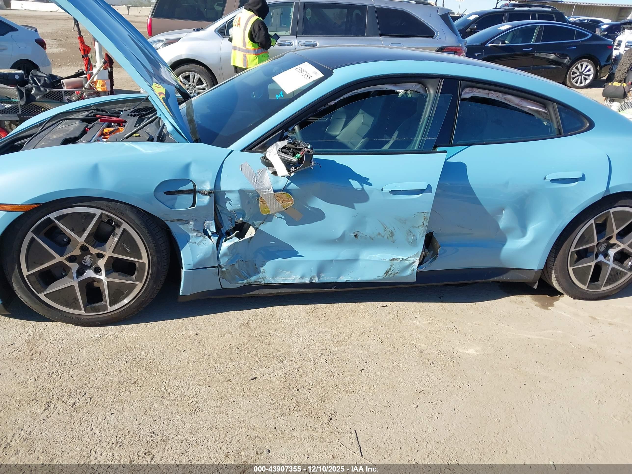 PORSCHE TAYCAN image 6