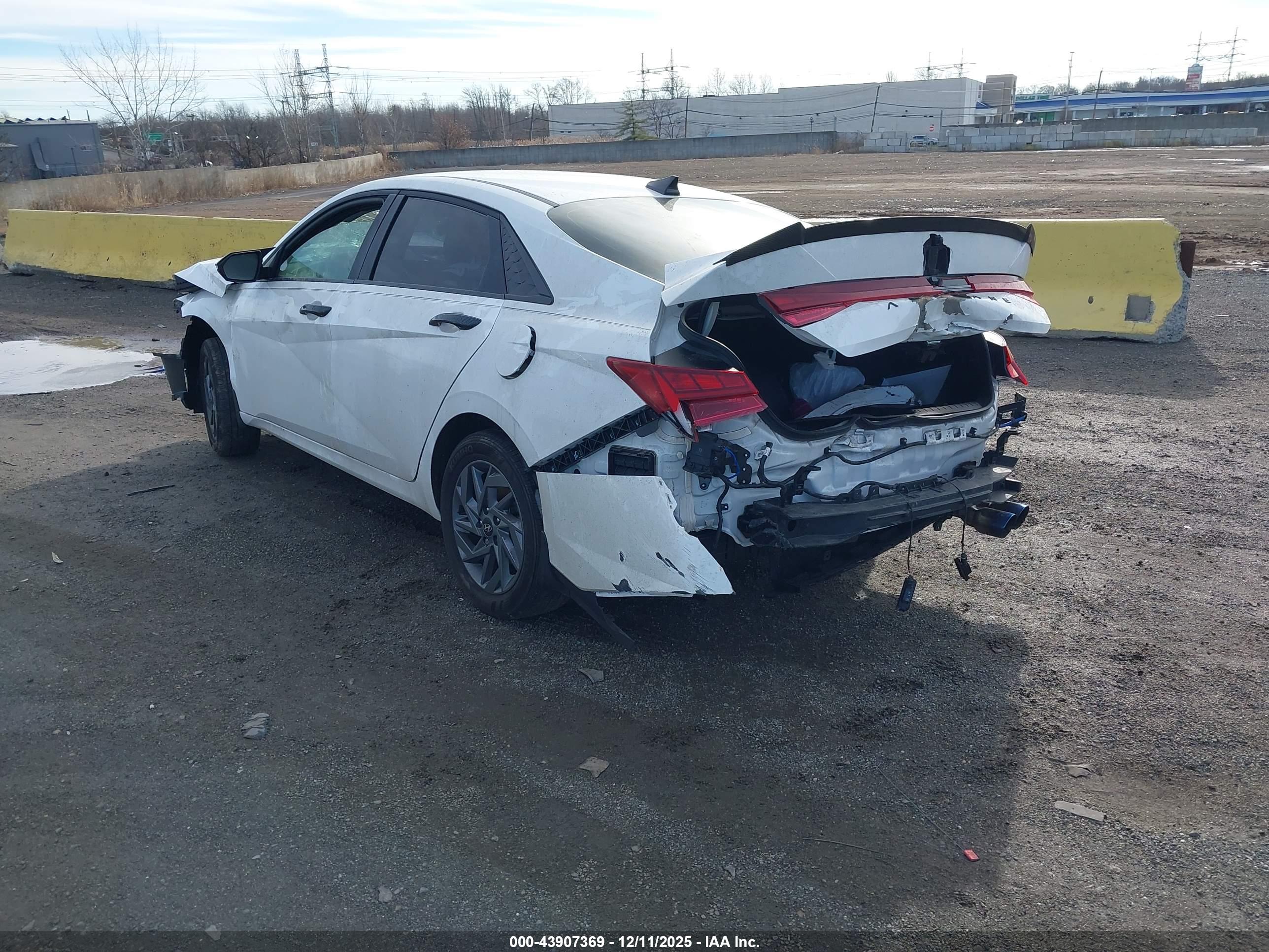 HYUNDAI ELANTRA image 3