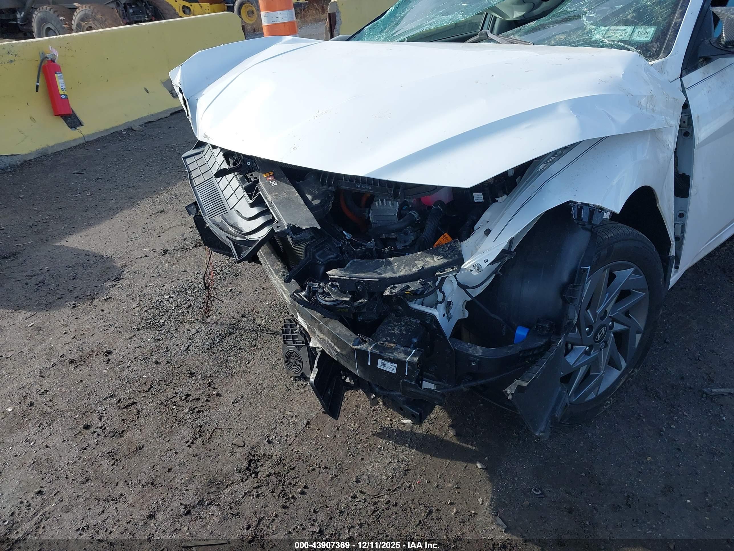 HYUNDAI ELANTRA image 6