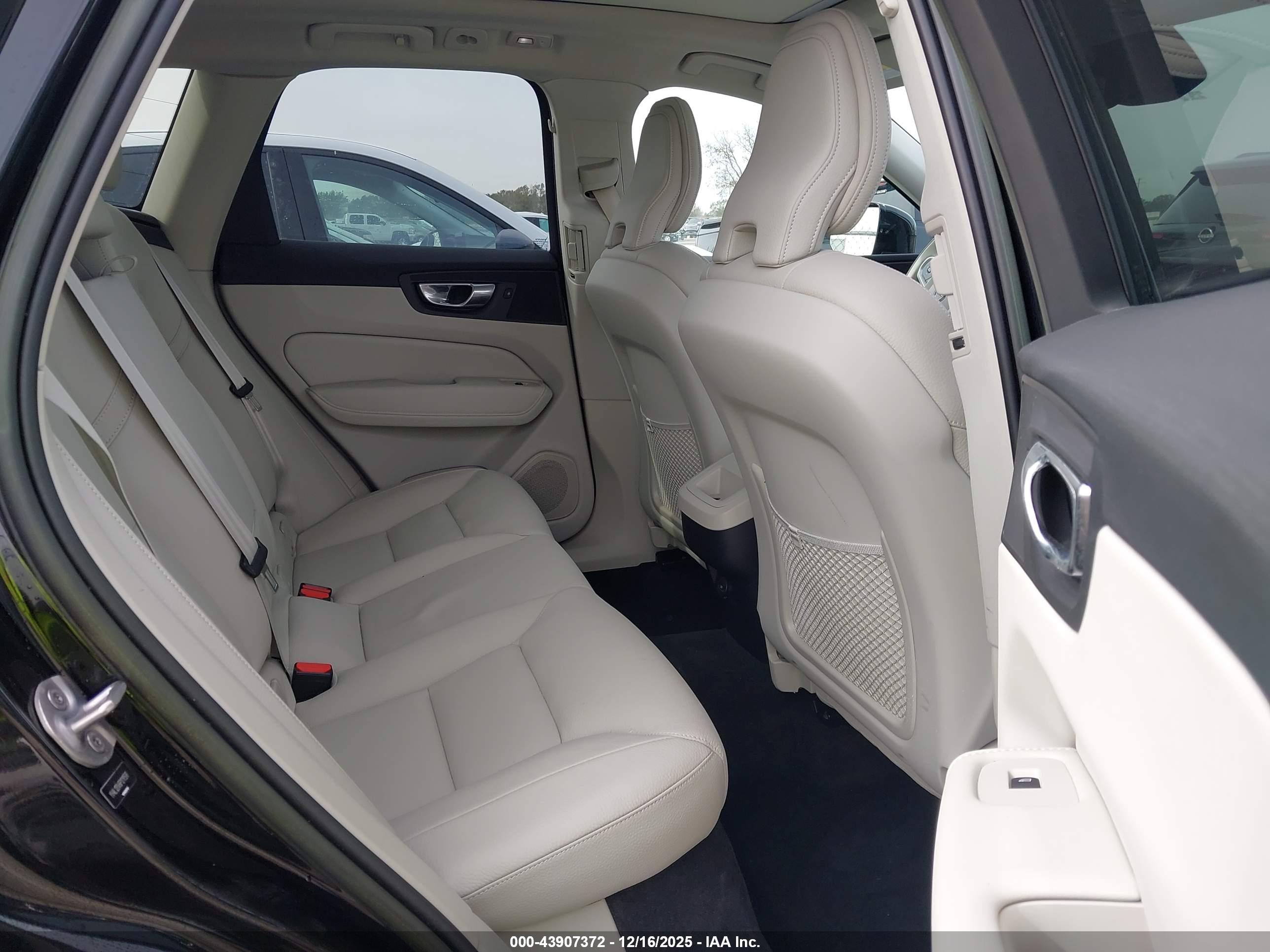 VOLVO XC60 image 8
