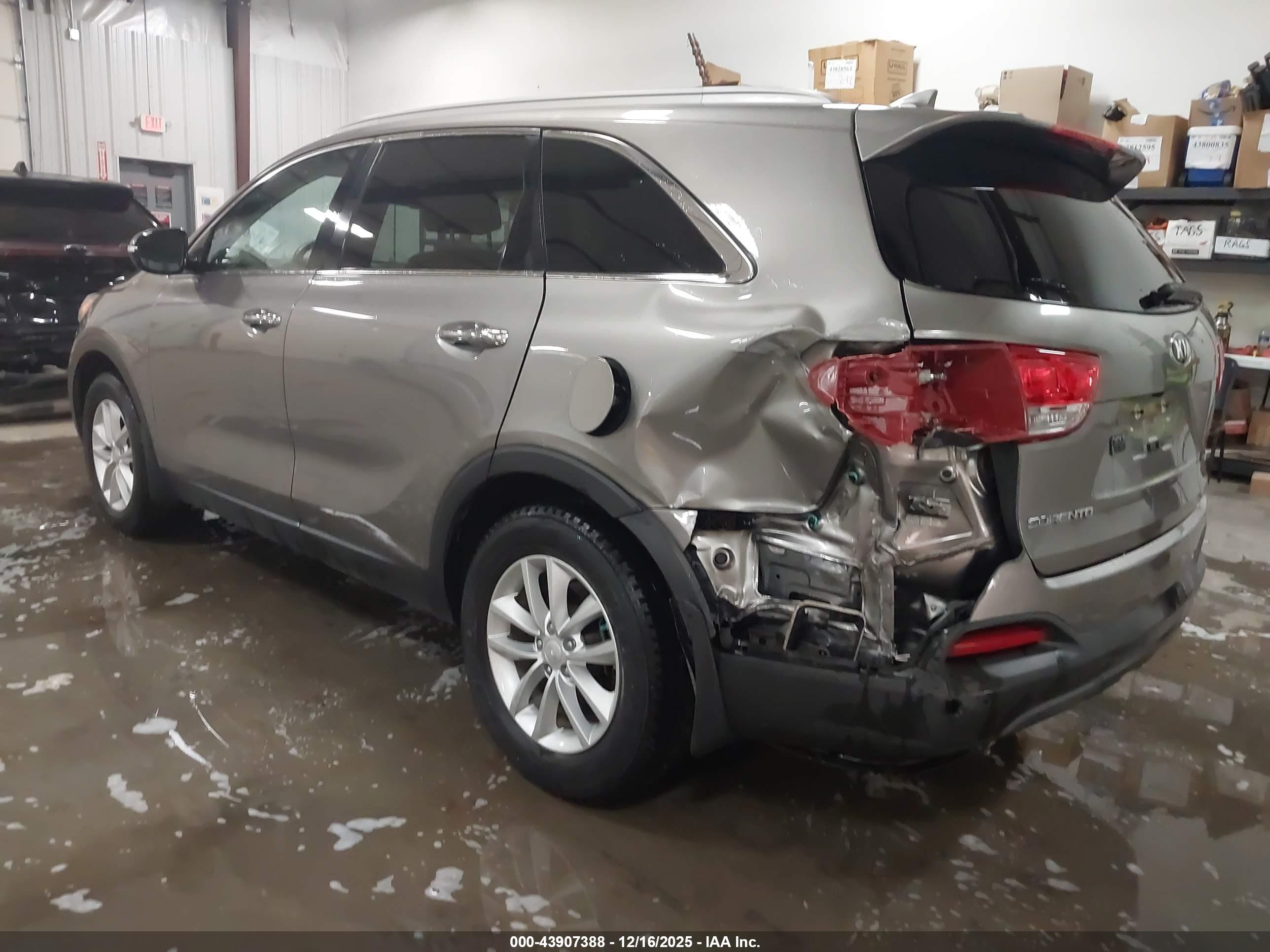 KIA SORENTO image 3