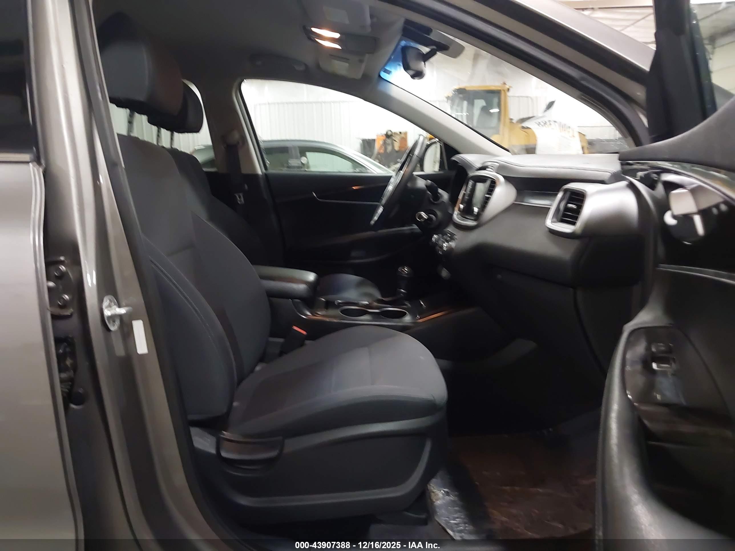 KIA SORENTO image 5