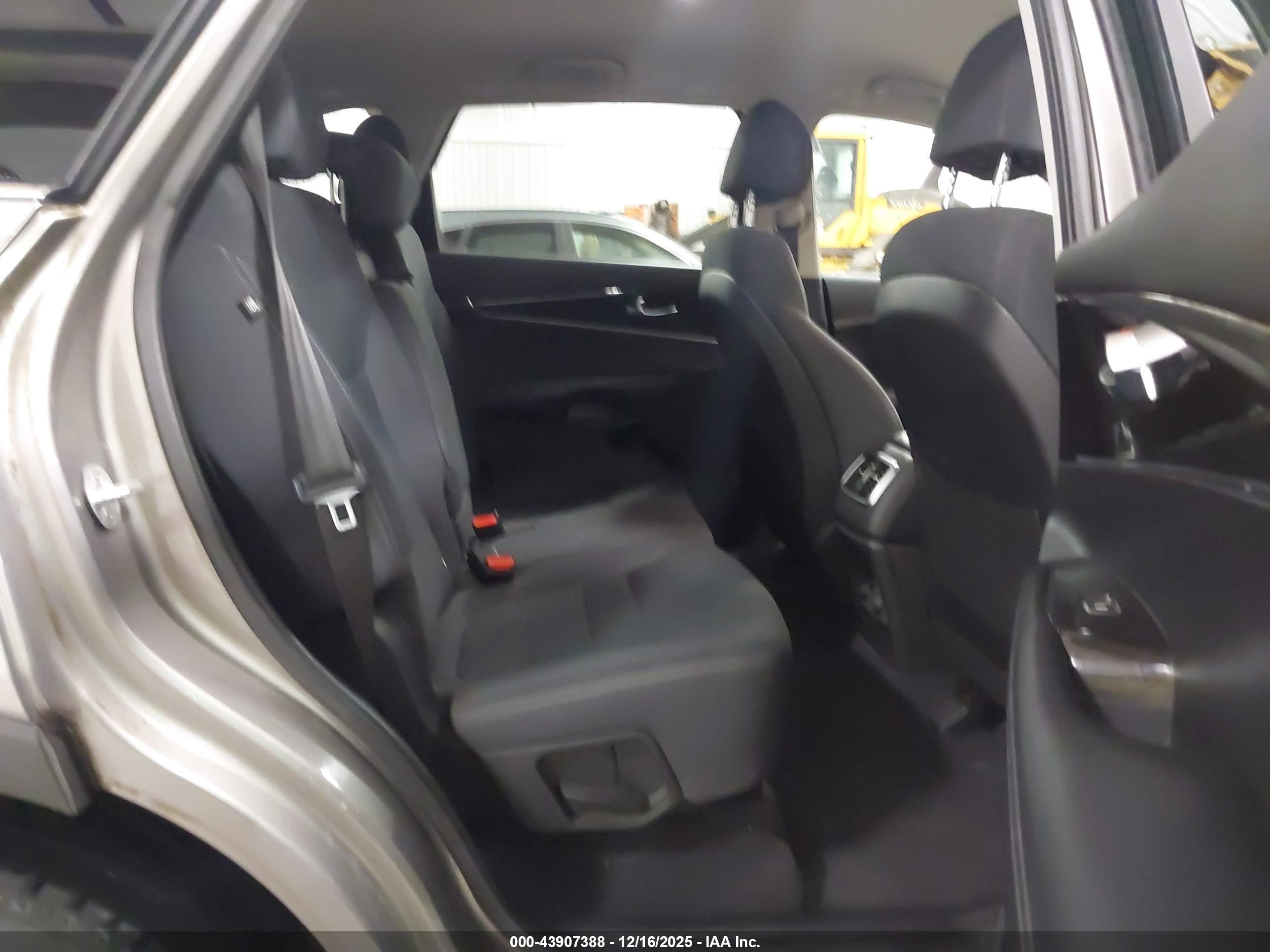 KIA SORENTO image 8
