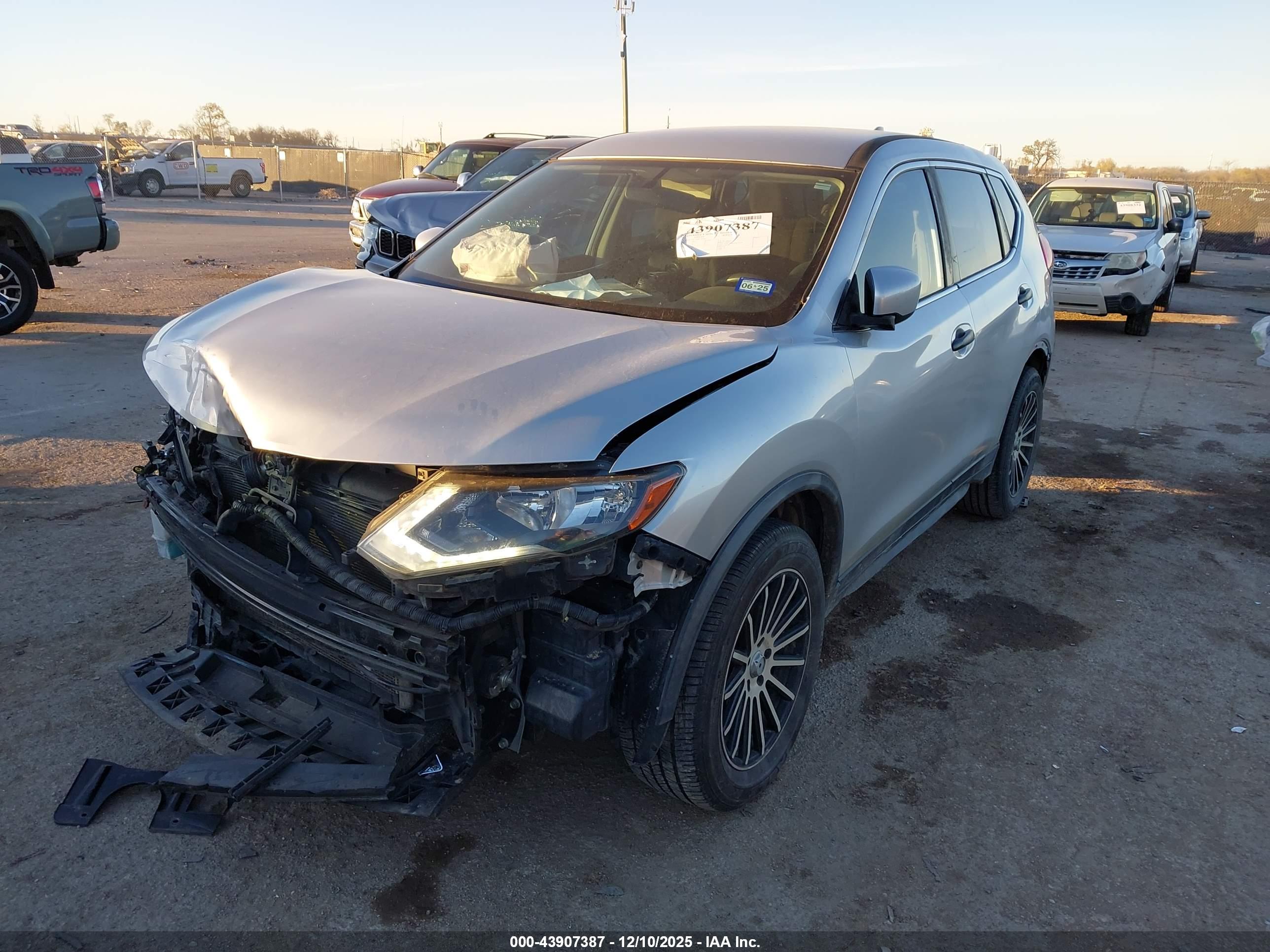 NISSAN ROGUE image 2