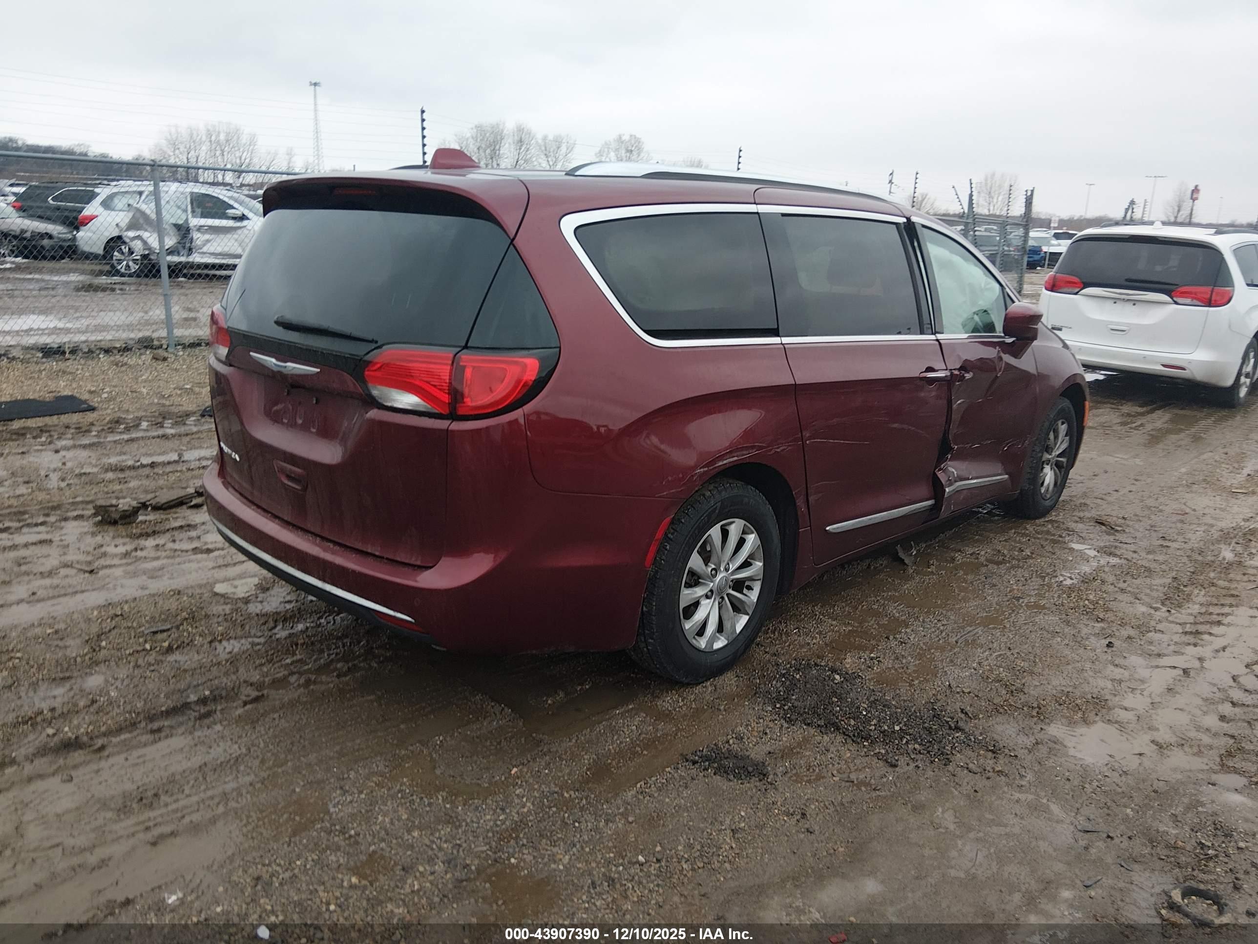 CHRYSLER PACIFICA image 4