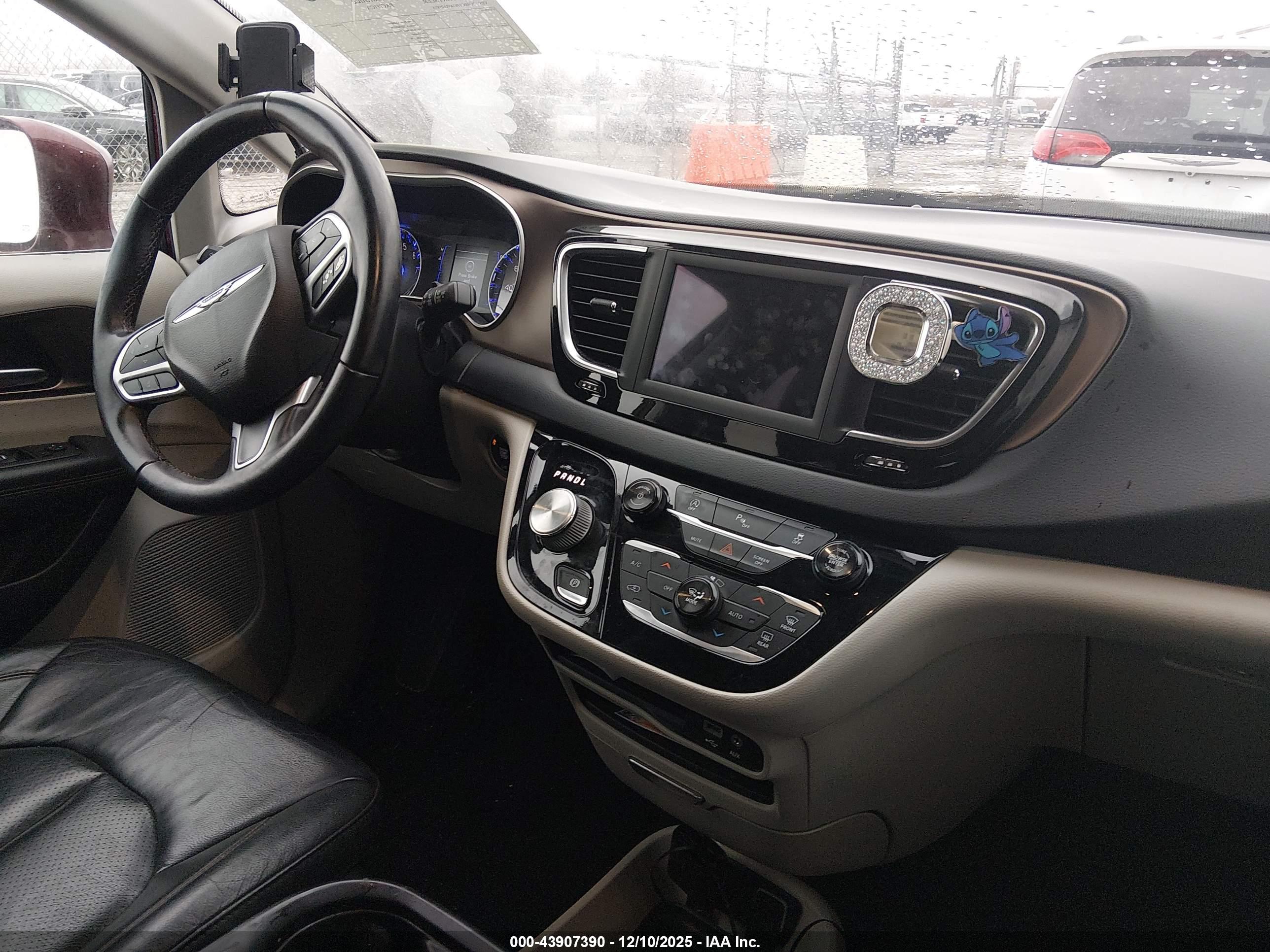 CHRYSLER PACIFICA image 5