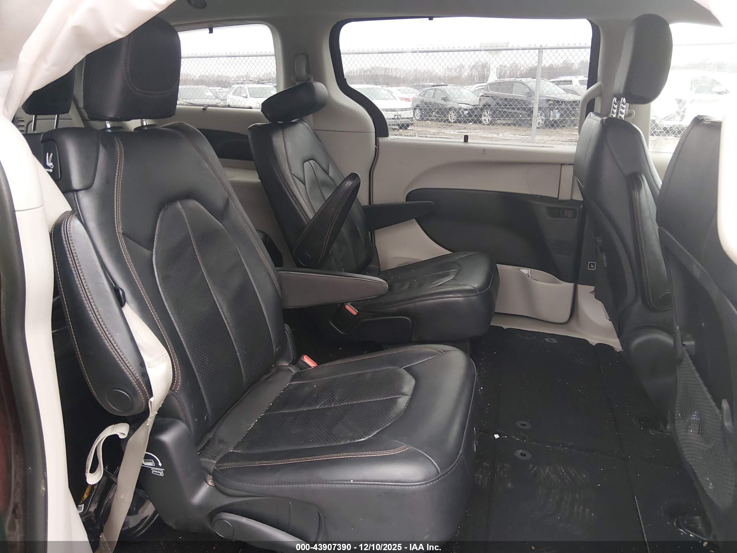 CHRYSLER PACIFICA image 8