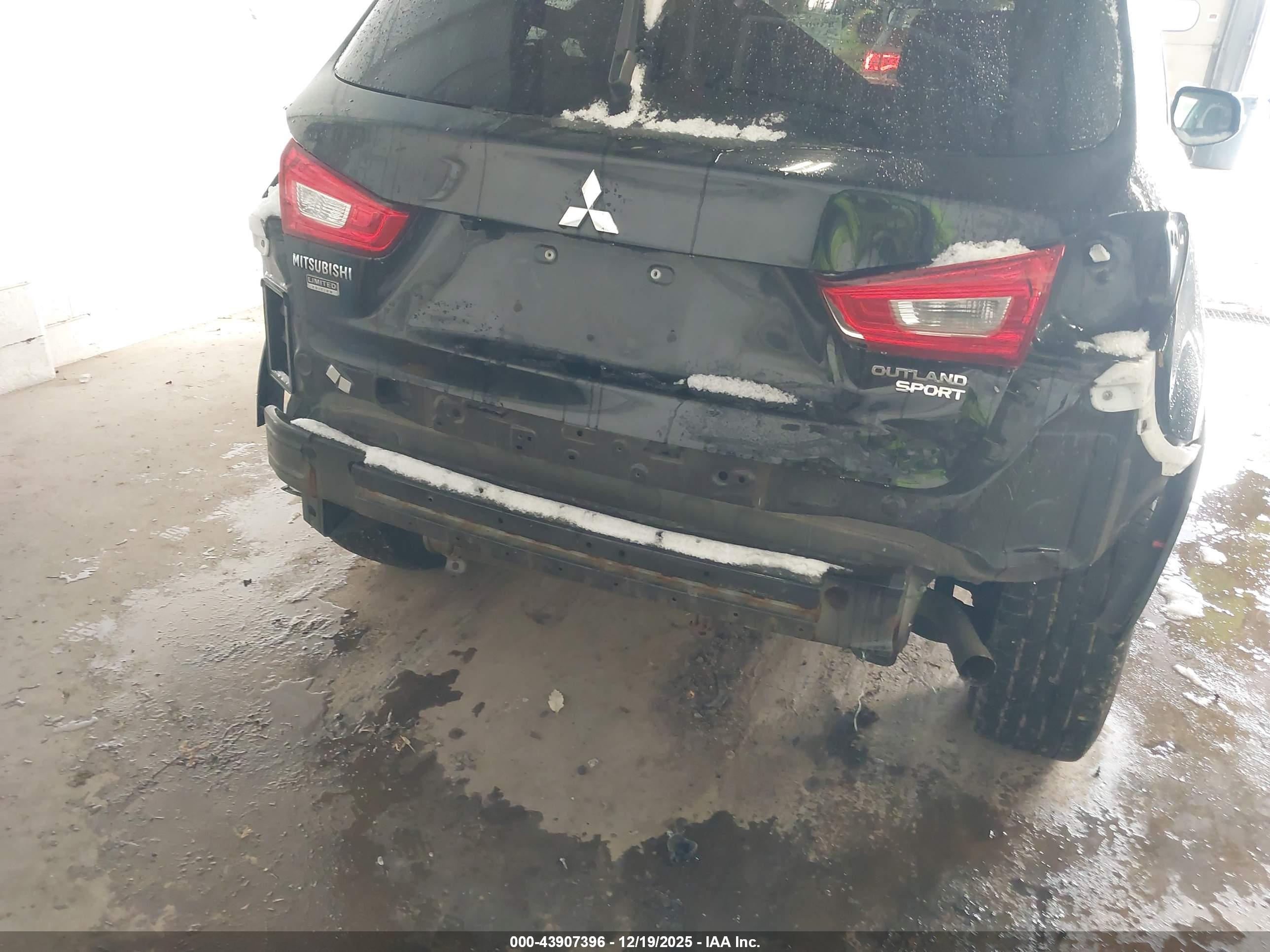 MITSUBISHI OUTLANDER image 6