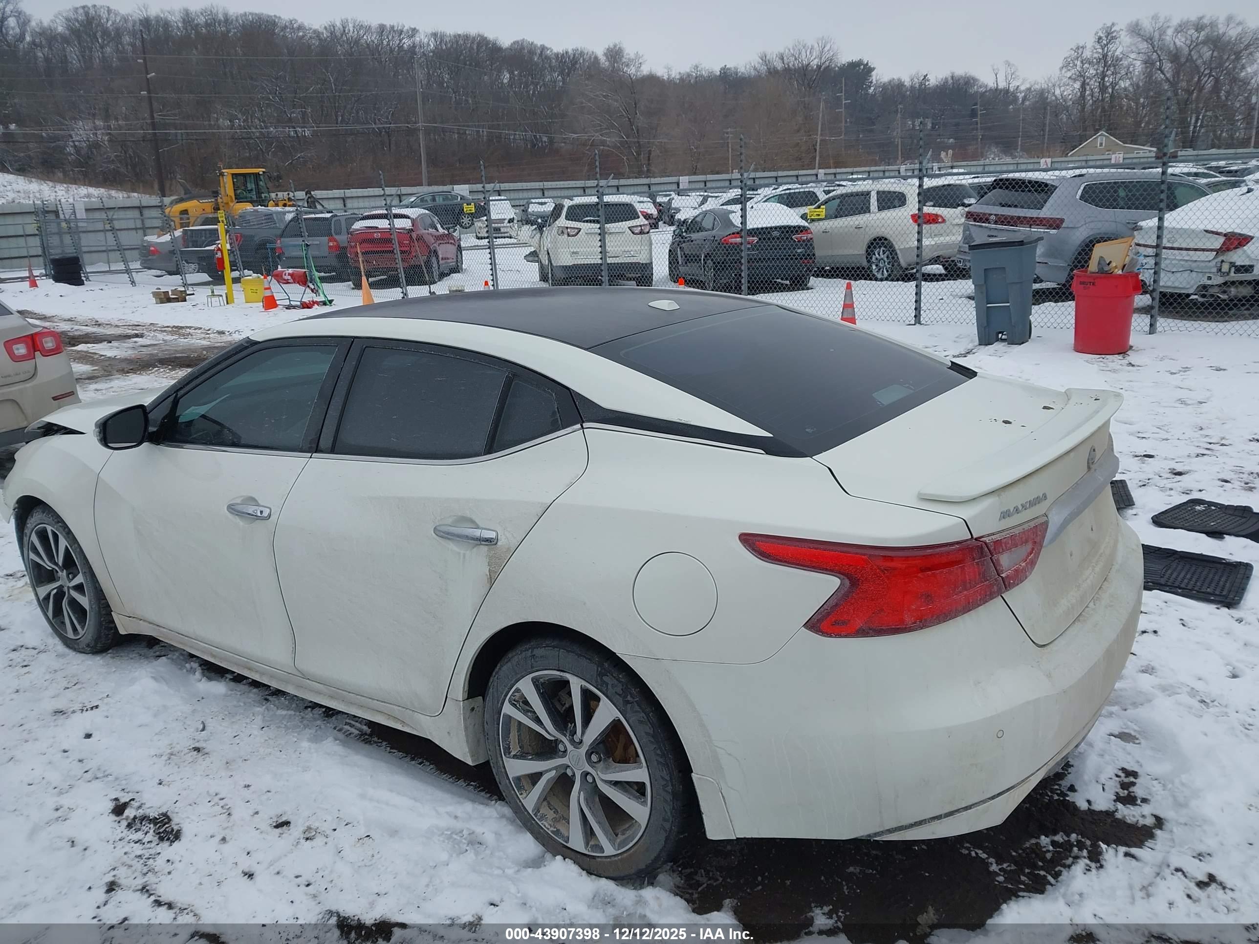 NISSAN MAXIMA image 3