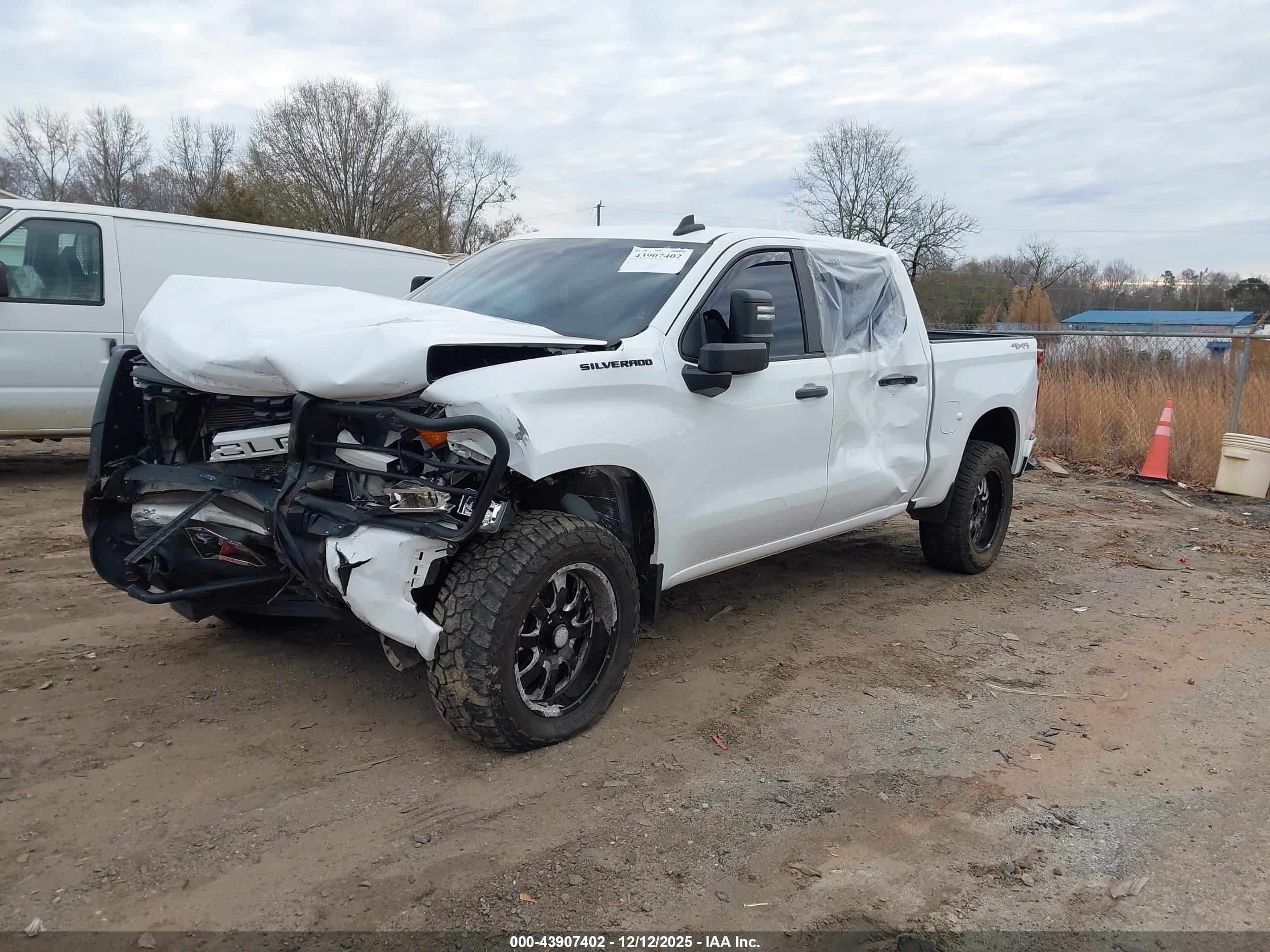 CHEVROLET SILVERADO image 2
