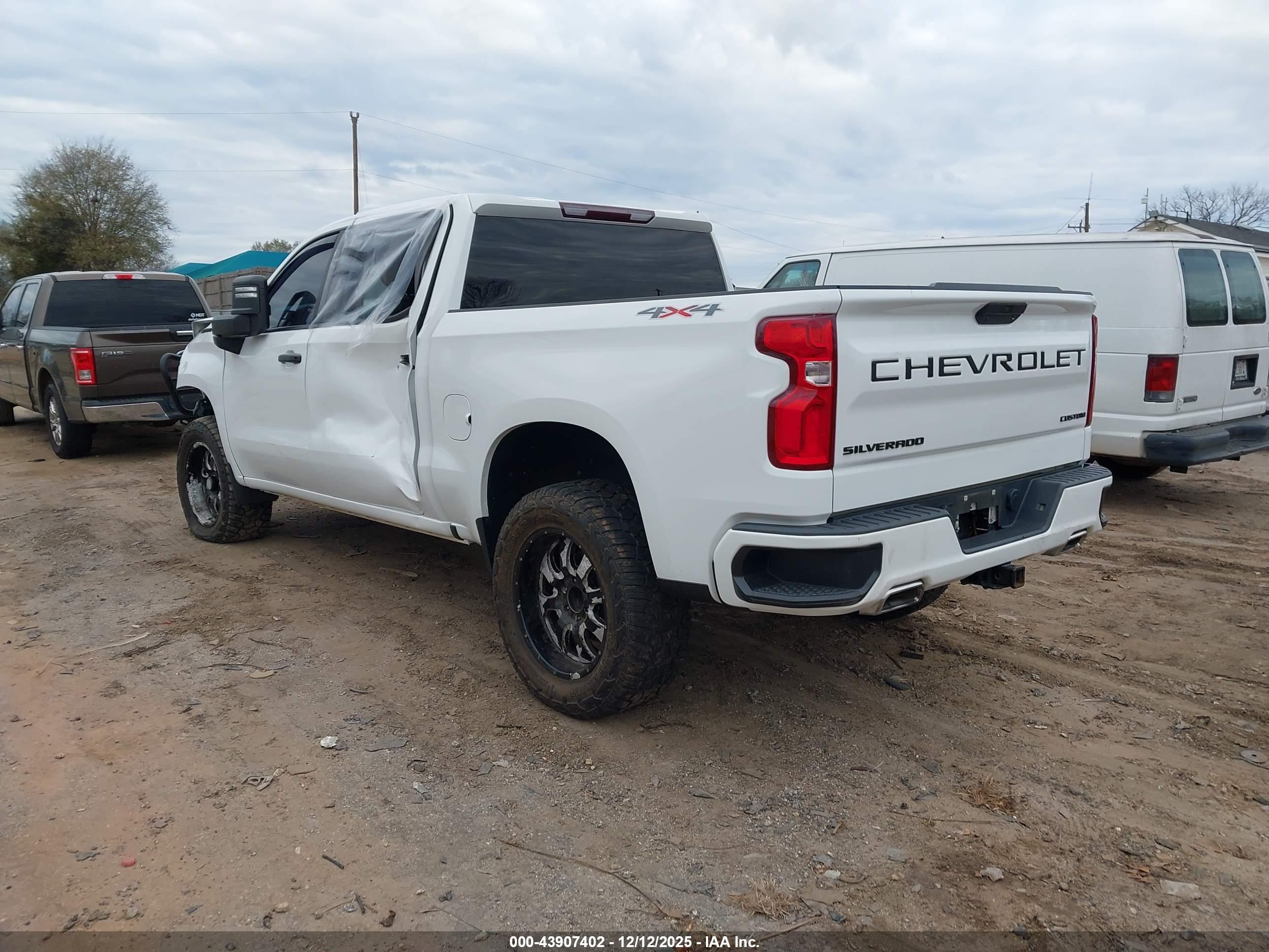 CHEVROLET SILVERADO image 3