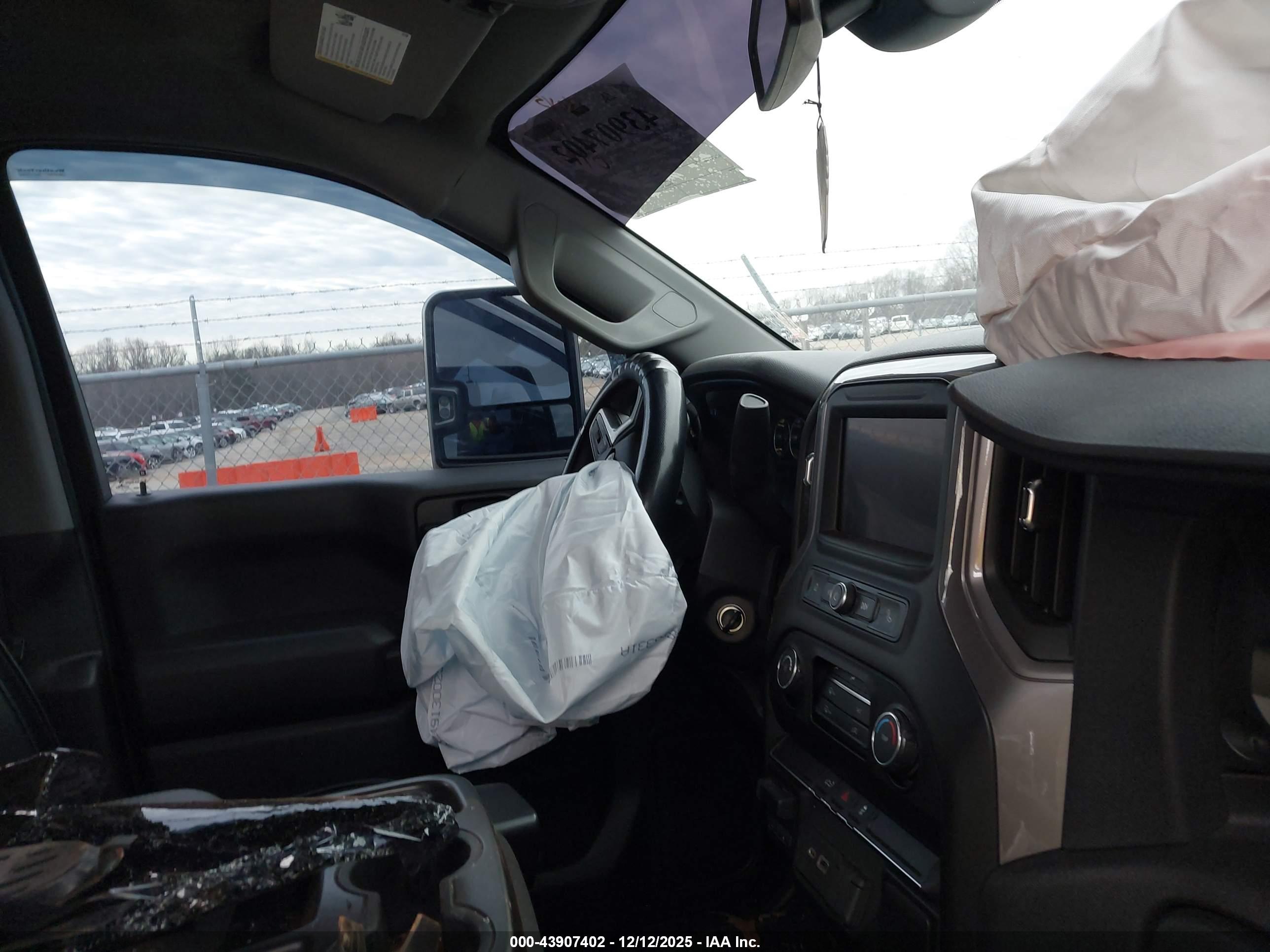 CHEVROLET SILVERADO image 5