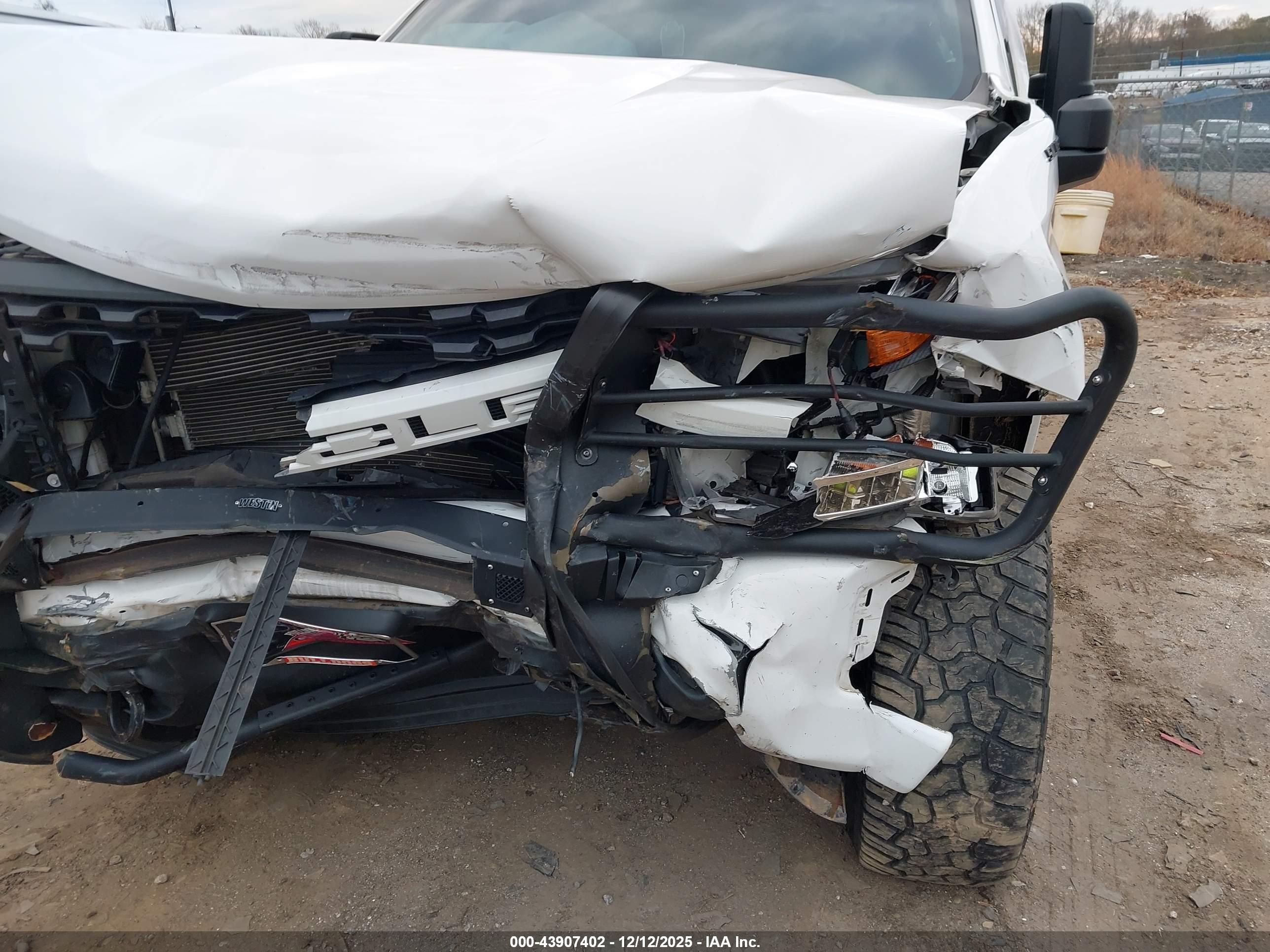 CHEVROLET SILVERADO image 6