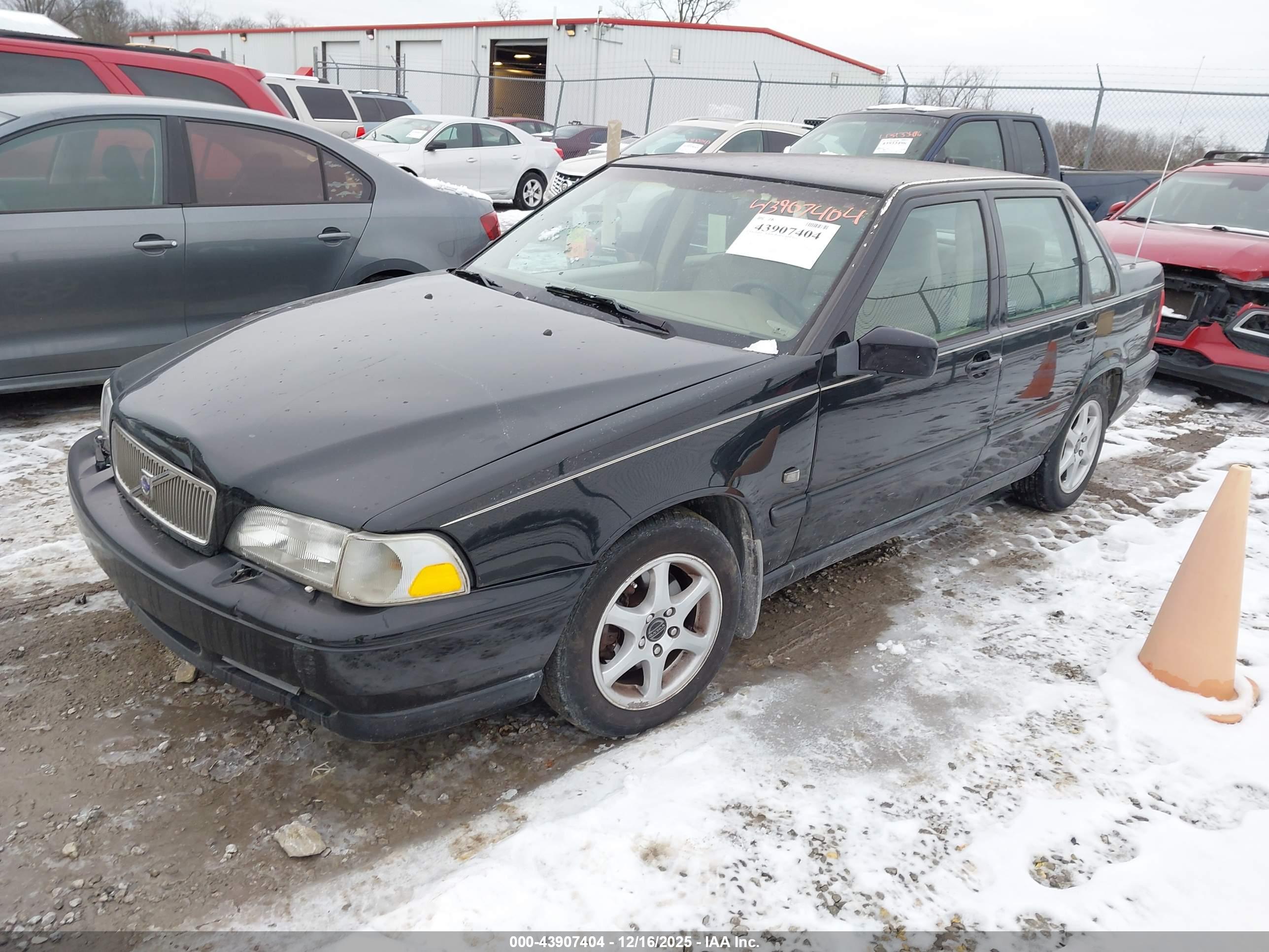 VOLVO S70 image 2