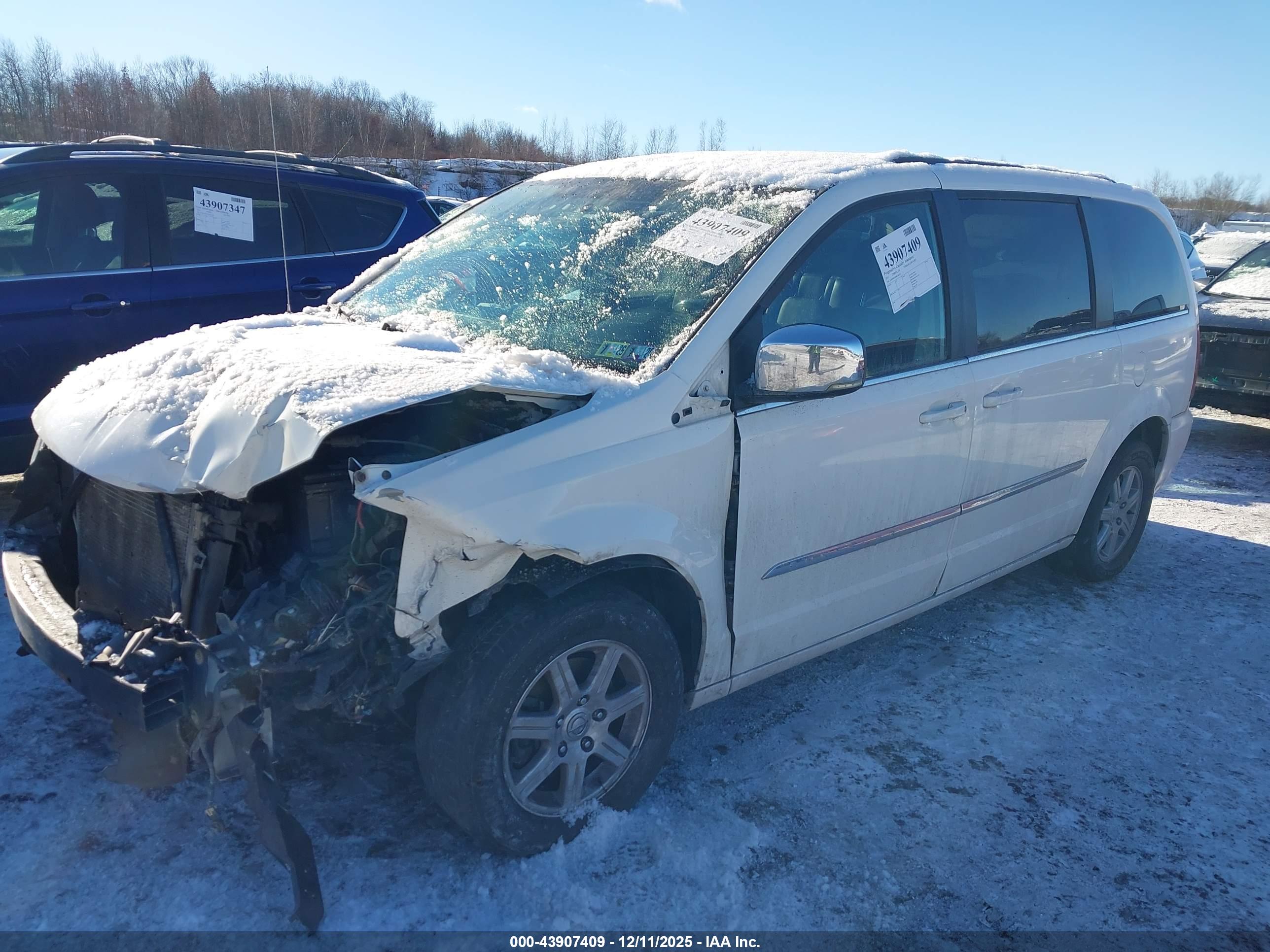CHRYSLER TOWN image 2