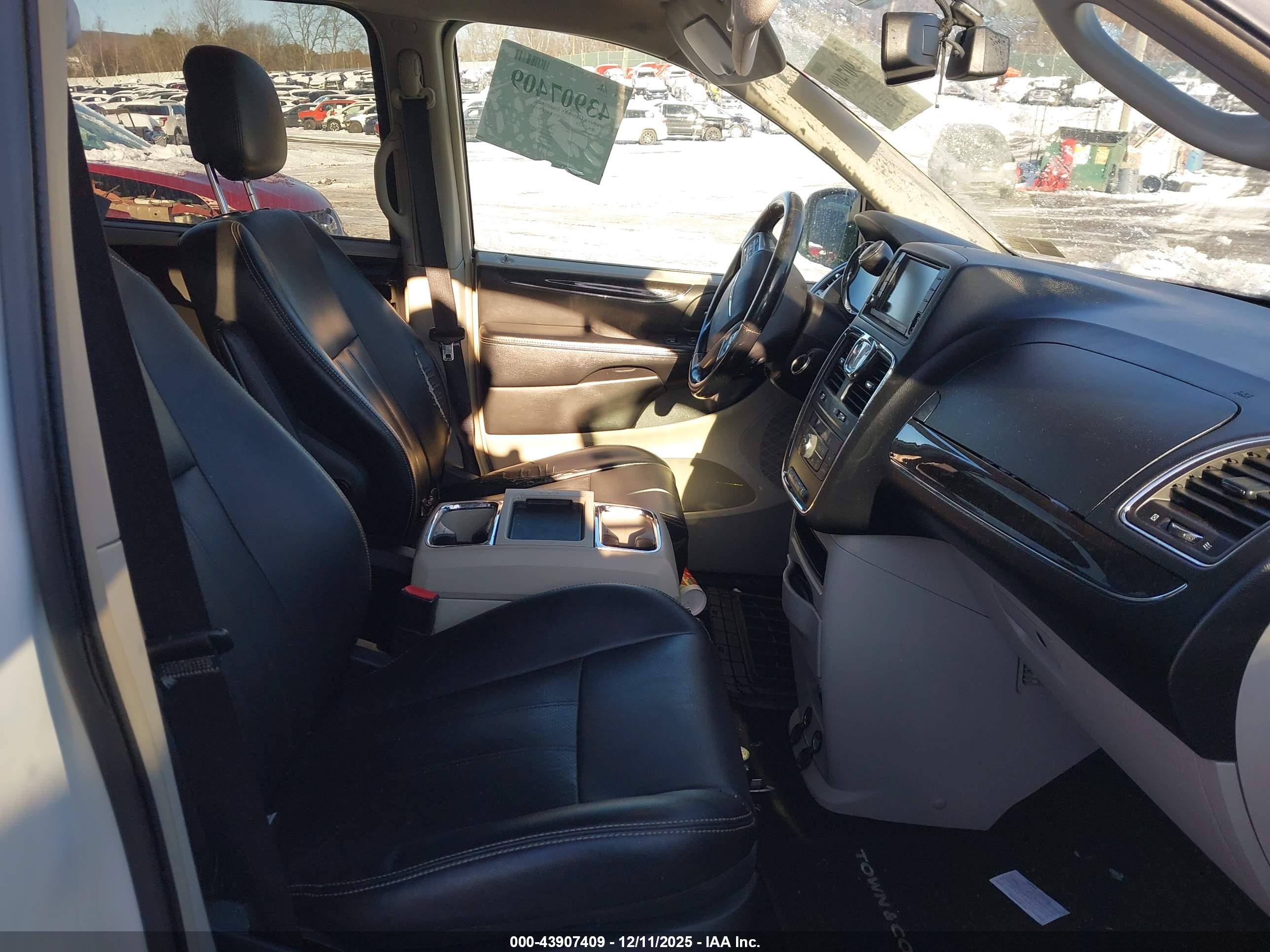 CHRYSLER TOWN image 5