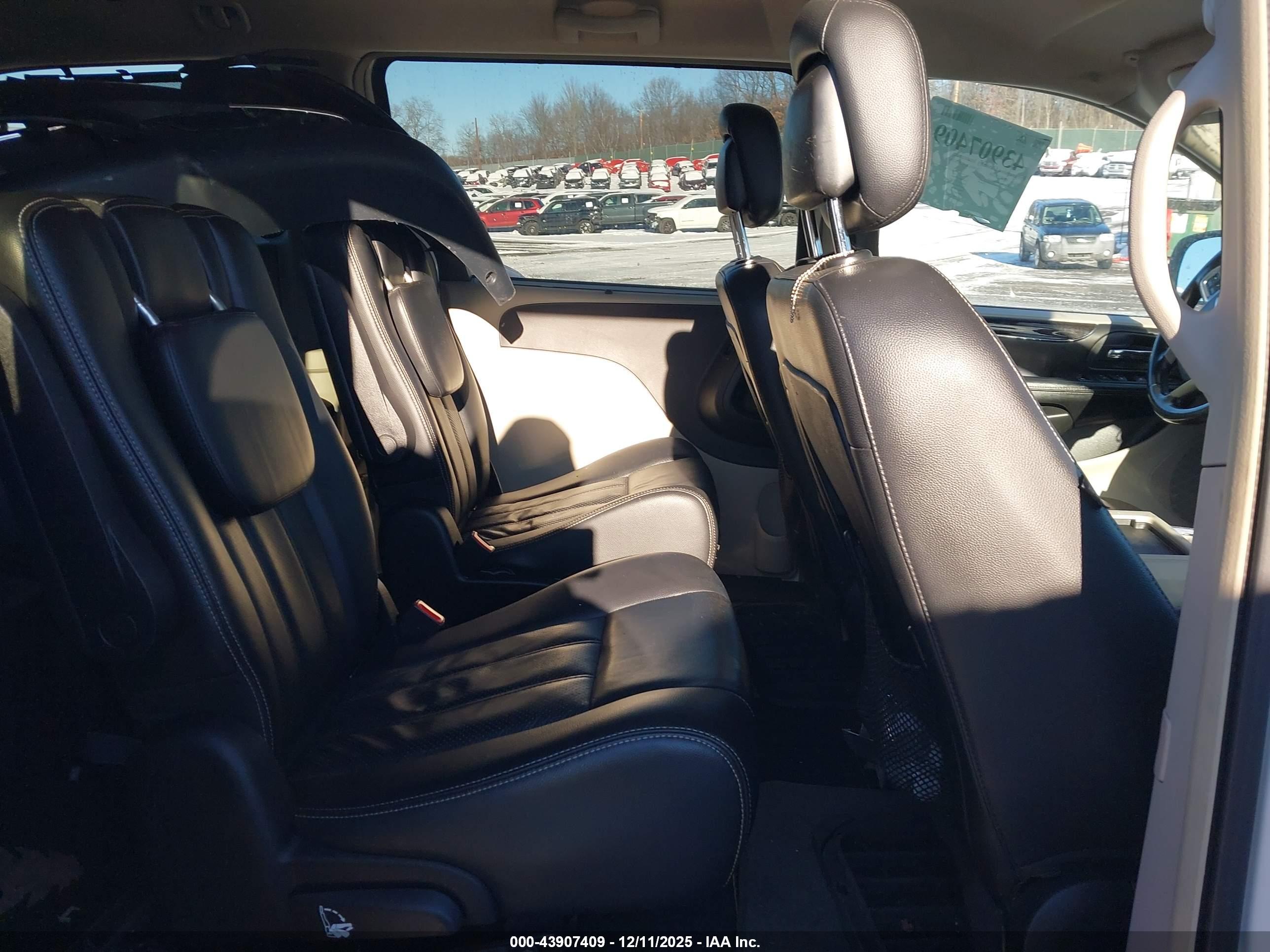 CHRYSLER TOWN image 8