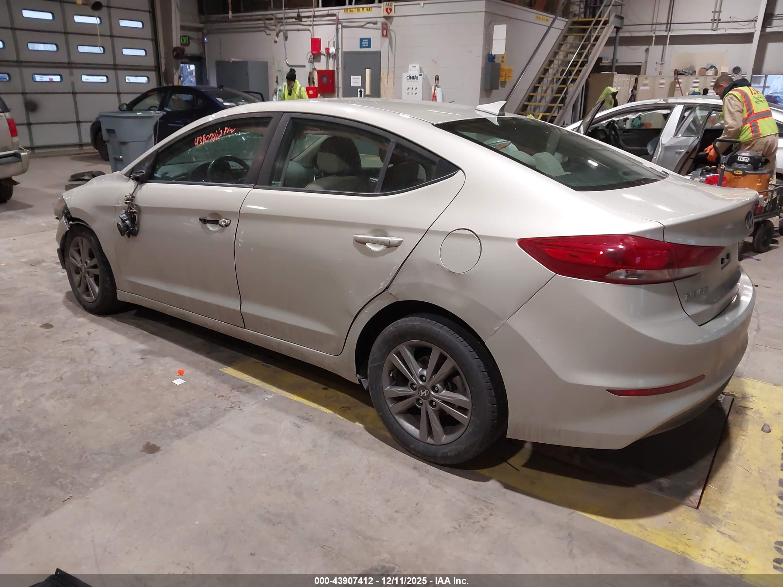 HYUNDAI ELANTRA image 3